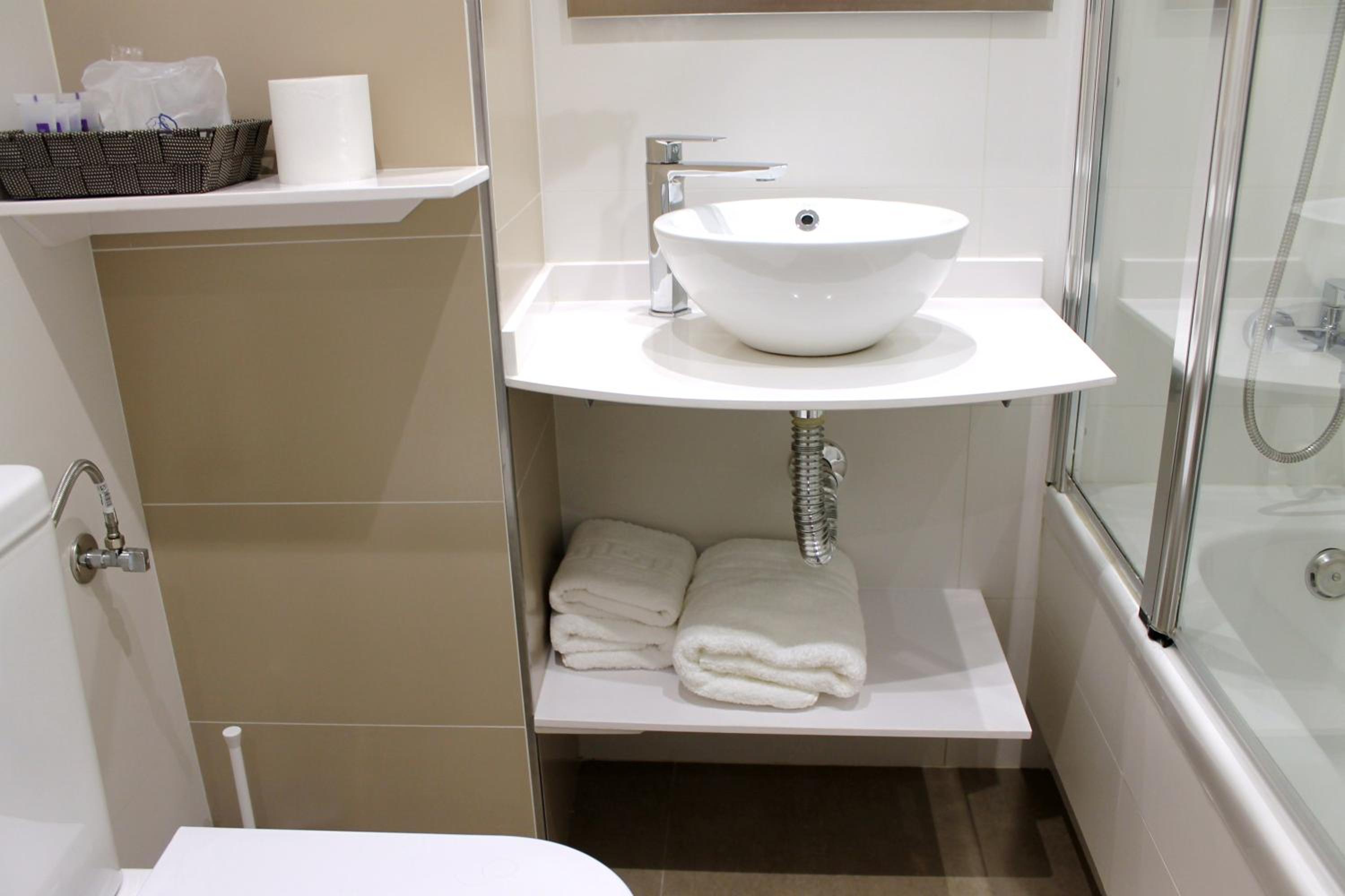 Double or Twin Room - Photo 8