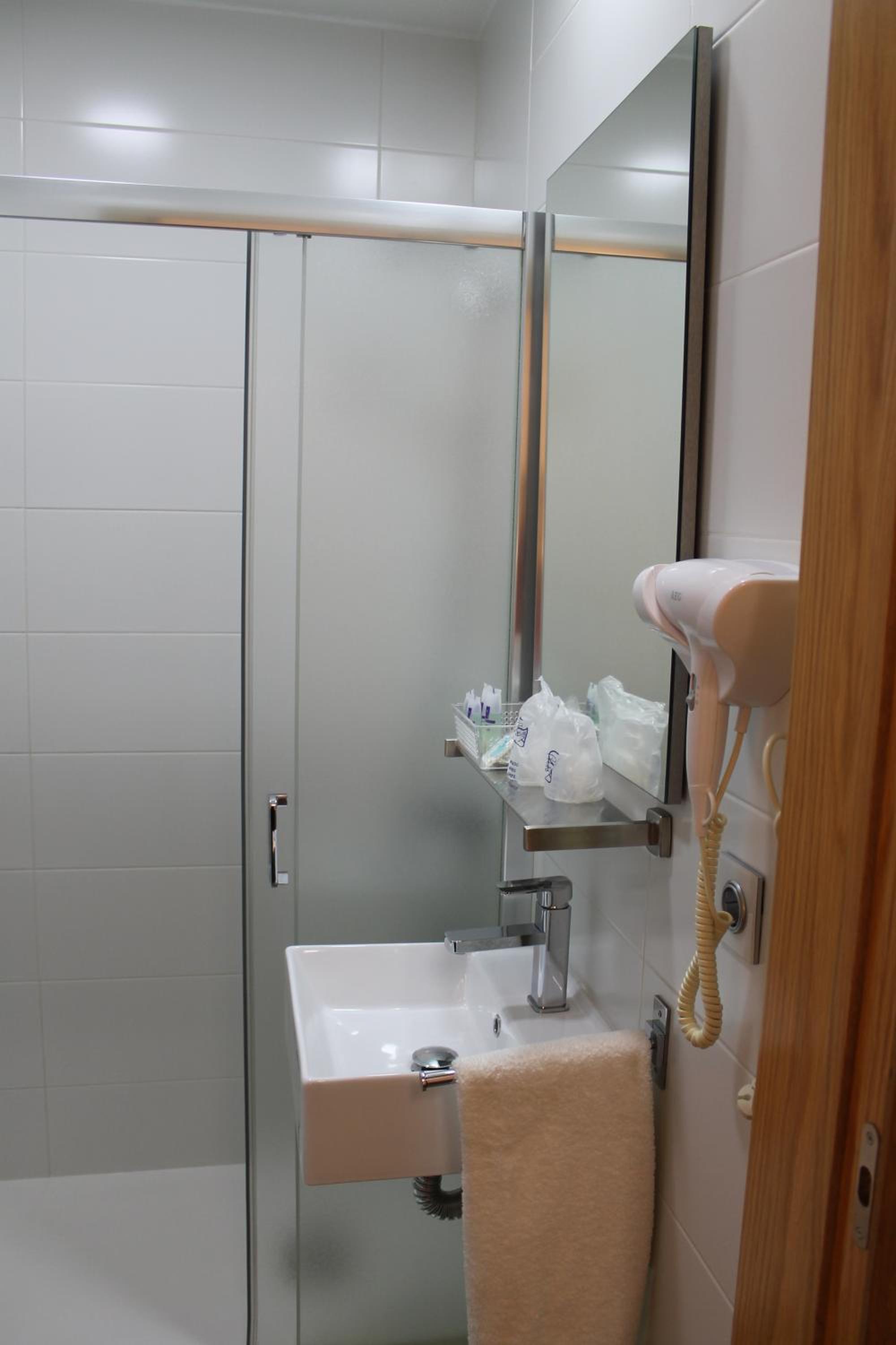 Double or Twin Room - Photo 14