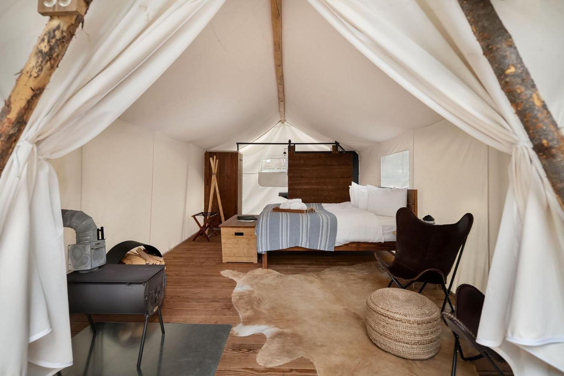 Deluxe Tent with Private Bathroom and Kids Tent photo 2