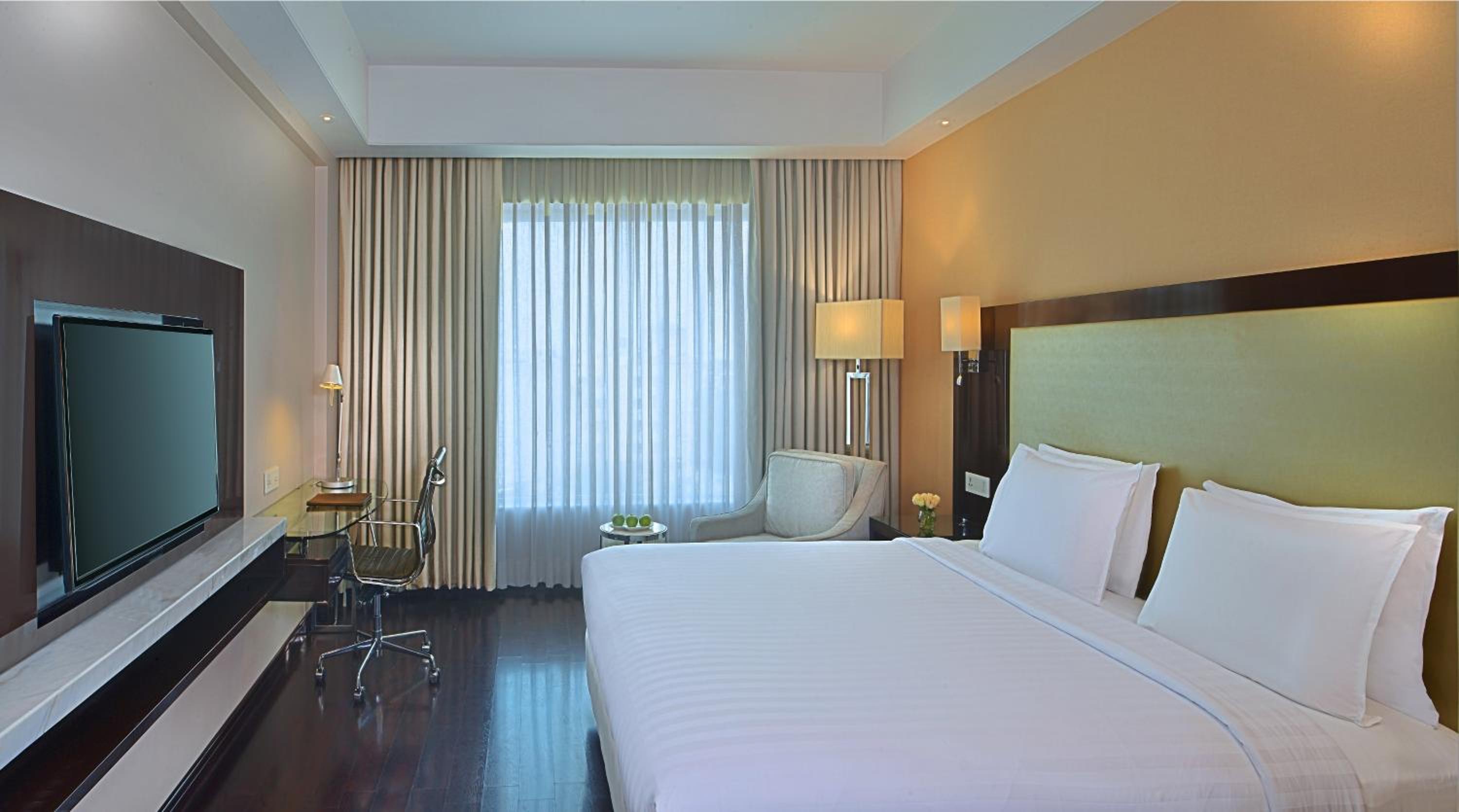 Deluxe Room with 10% discount on food, beverages and laundry | 50% discount on spa until 5pm | 1+1 IMFL Happy Hours from 1pm to 5pm (Henry's Pub Only) | Cookies platter Complimentary per stay - Photo 4