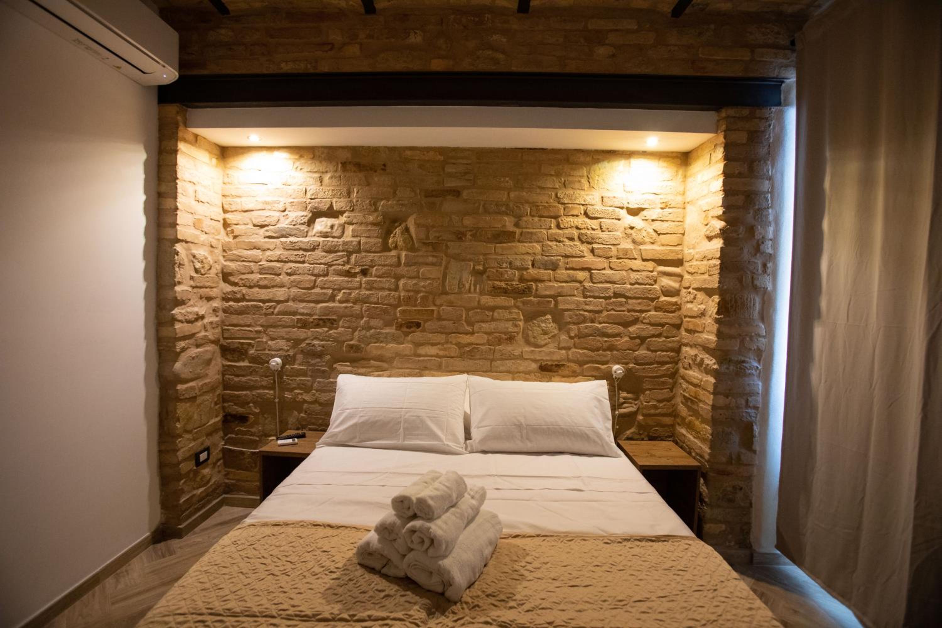 Double Room with Private Bathroom photo 1