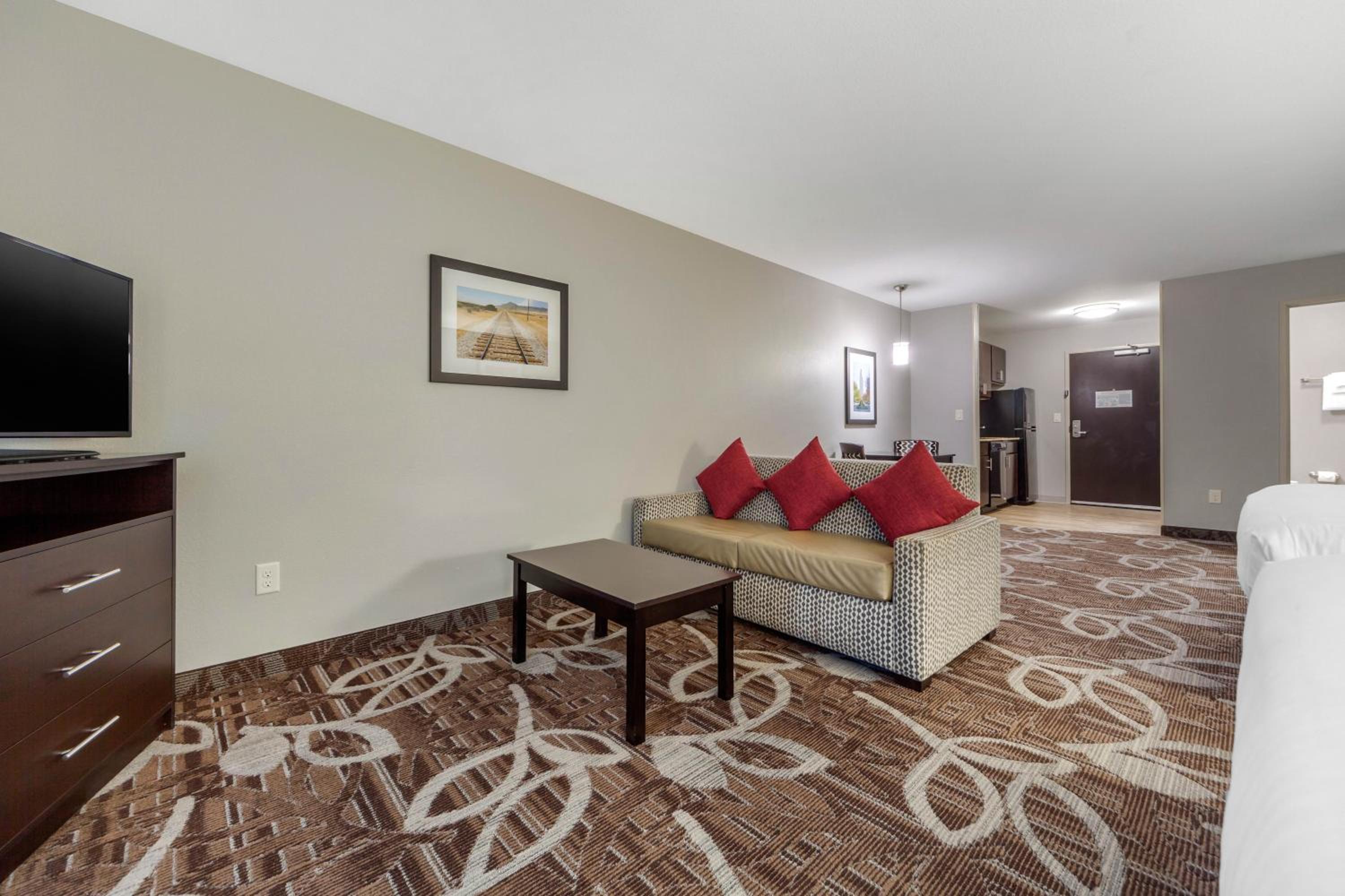 Queen Suite with Two Queen Beds and Sofa Bed - Non-Smoking photo 3