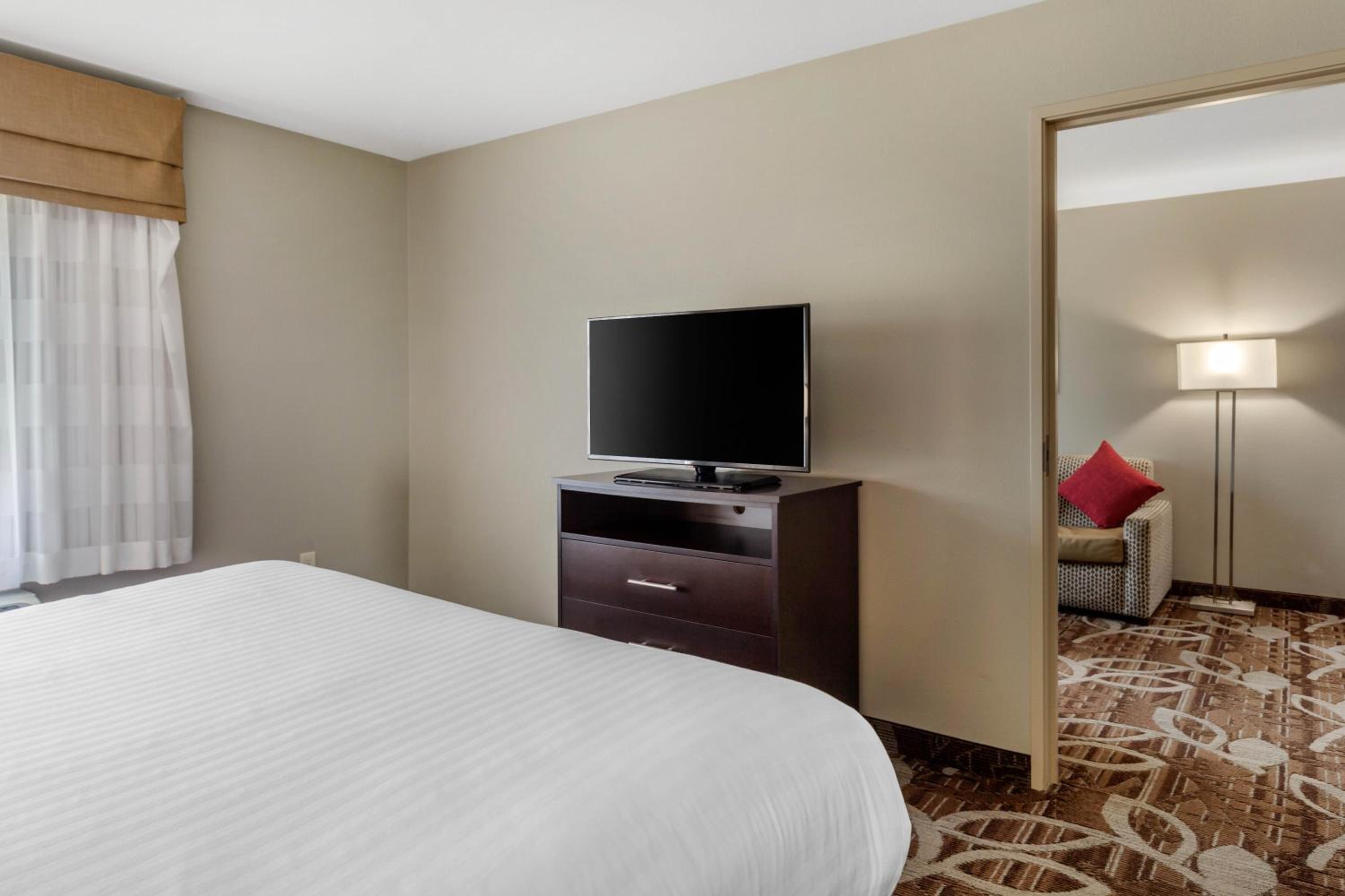 King Suite - Accessible/Non-Smoking photo 1