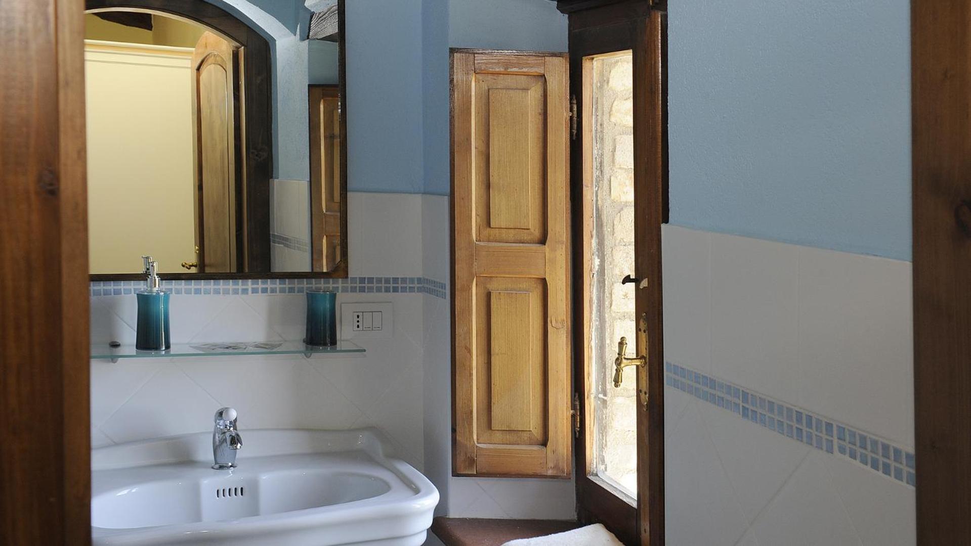 Quadruple Room with Private Bathroom - Photo 5