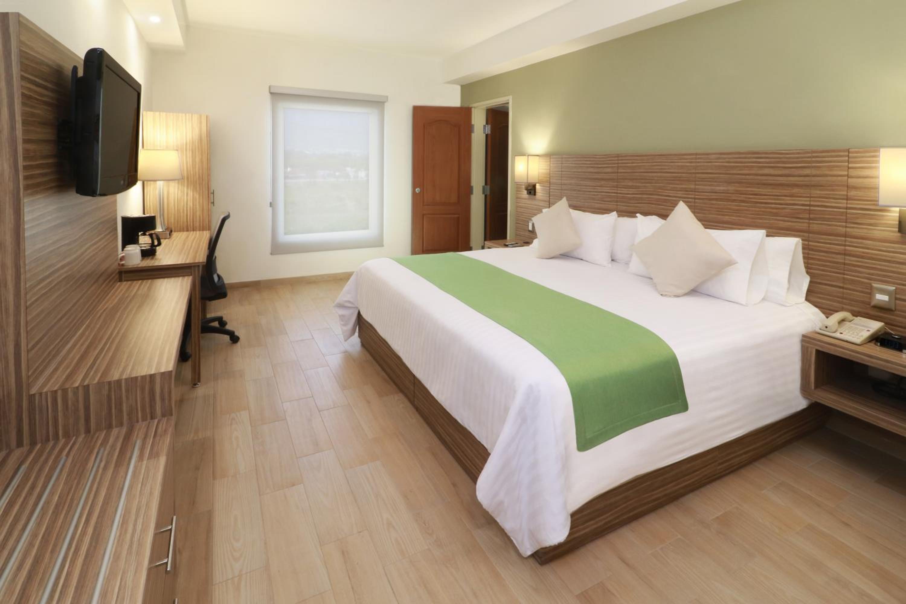 Junior King One-Bedroom Suite - Non-Smoking - Photo 2