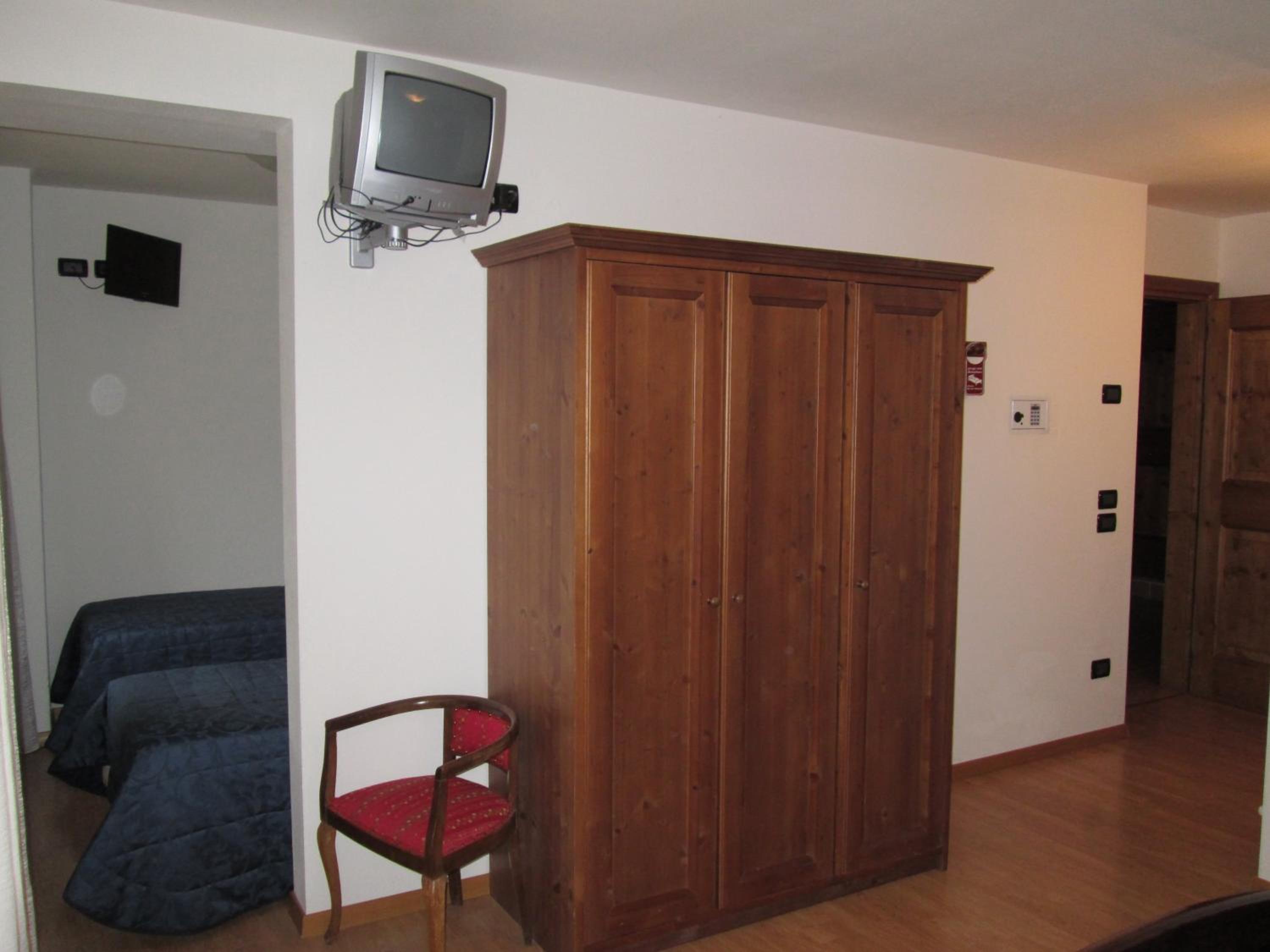 Double Room with Balcony - Photo 10