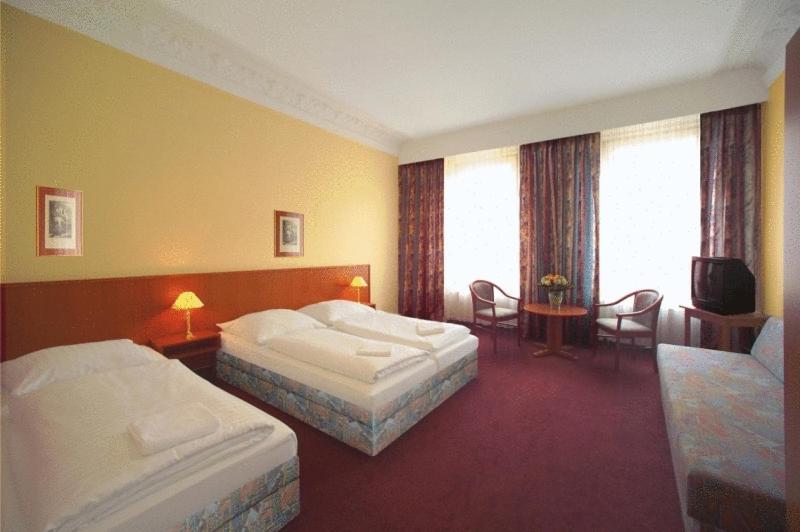 Quadruple Room thumbnail 5
