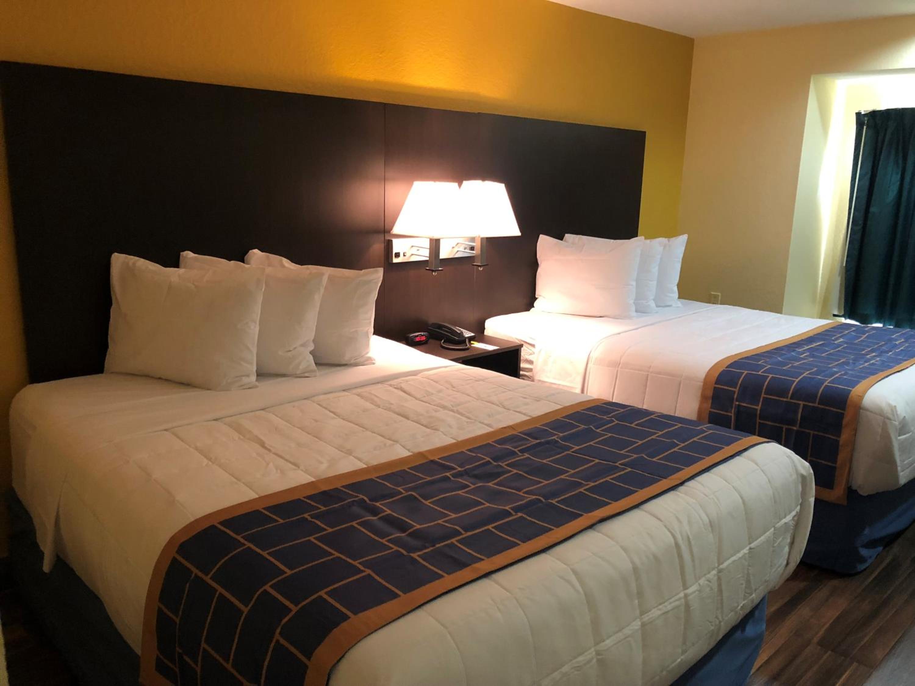 Queen Room with Two Queen Beds - Non-Smoking - Photo 4