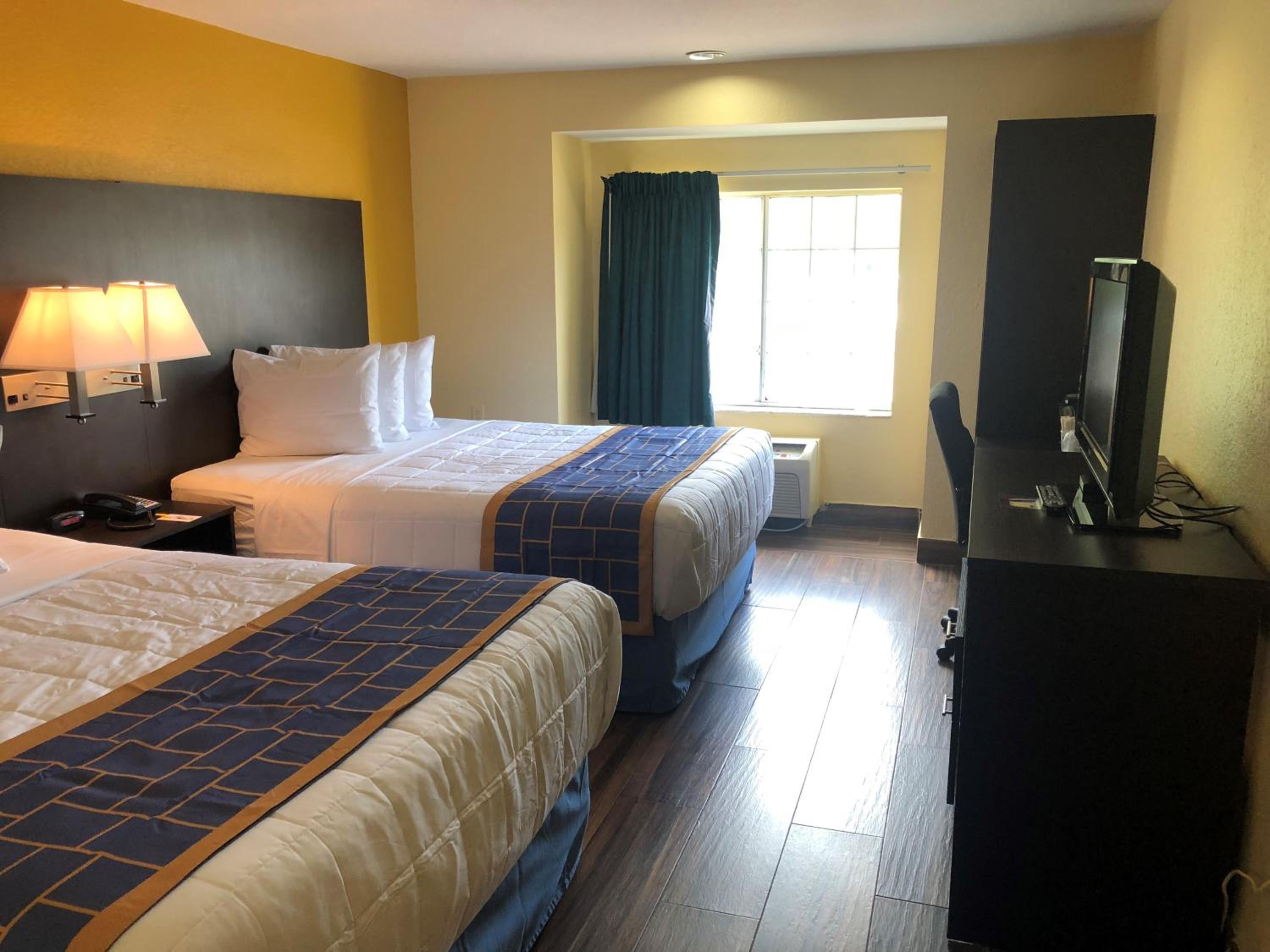 Queen Room with Two Queen Beds - Non-Smoking - Photo 3