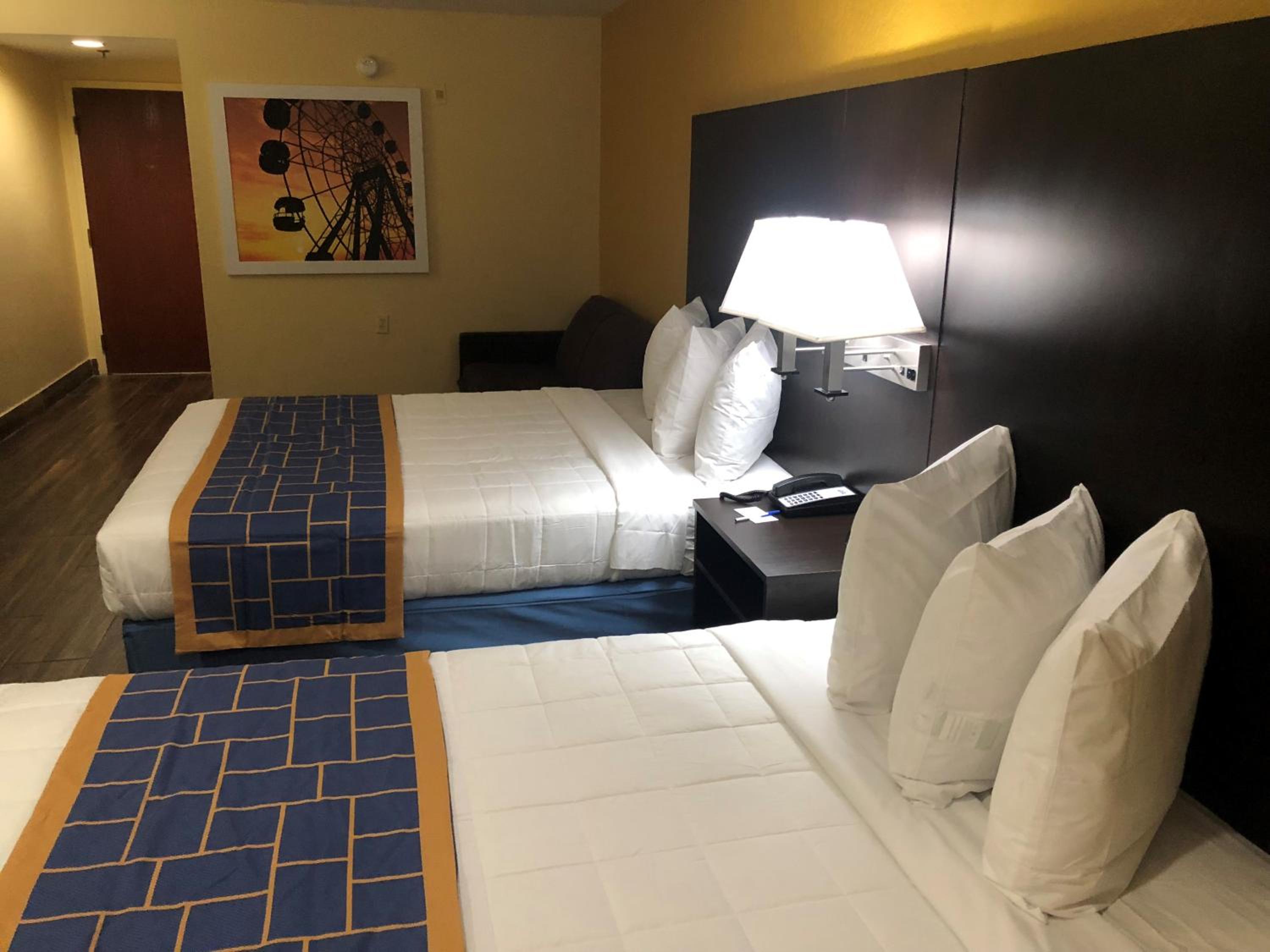 Queen Room with Two Queen Beds - Non-Smoking - Photo 1