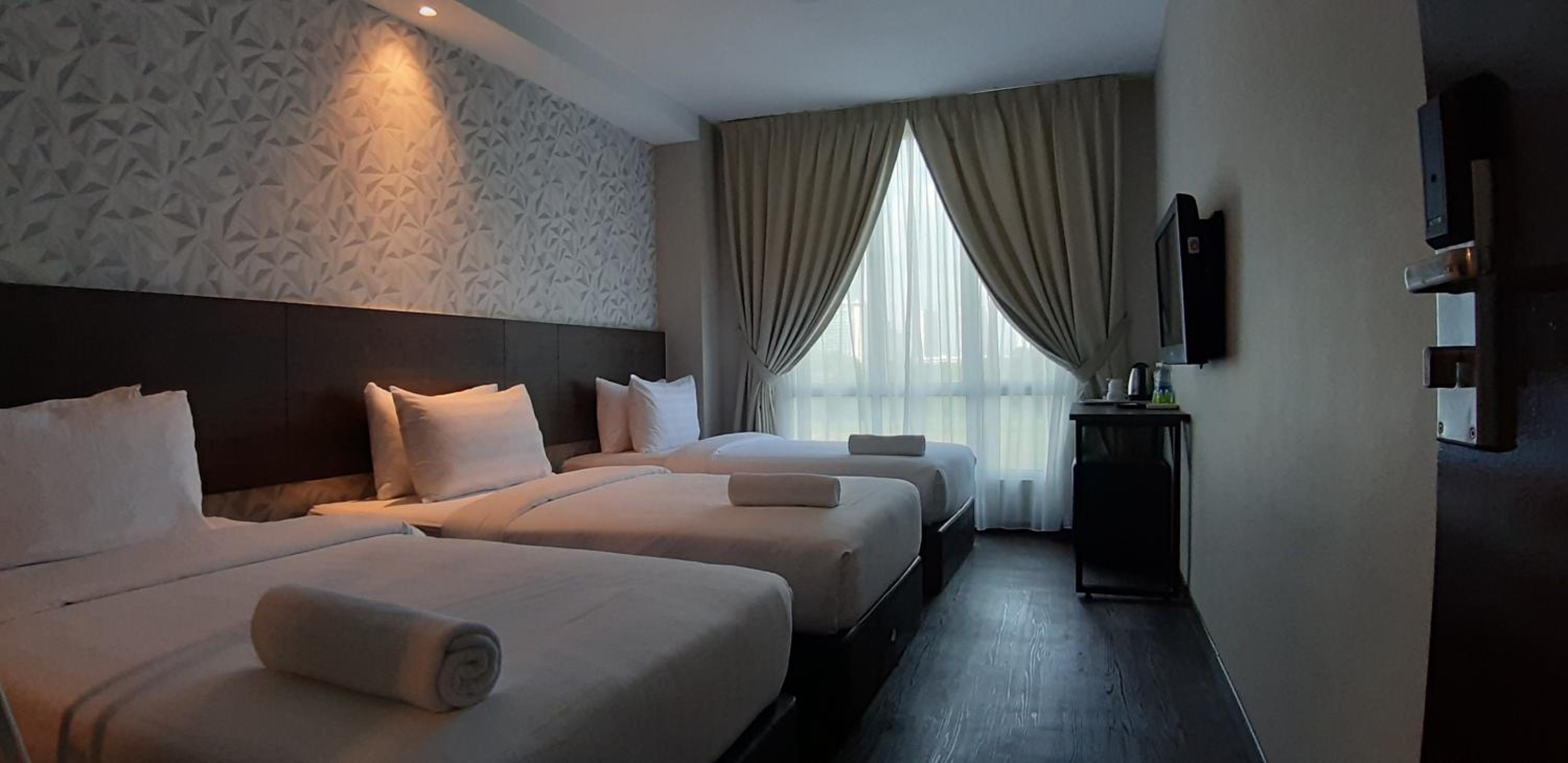 Triple Room with Window