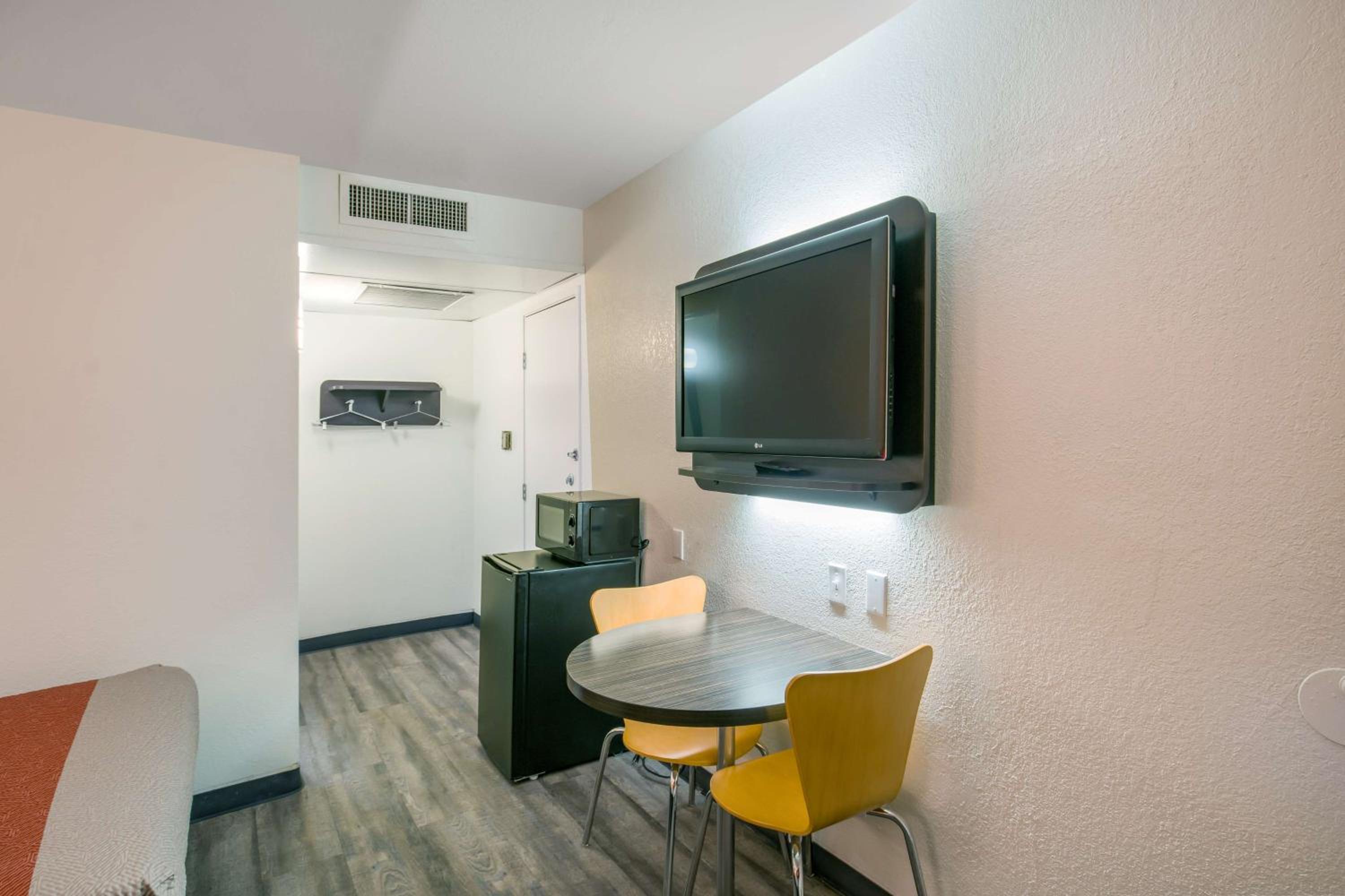 Quadruple Room - Non-Smoking photo 1