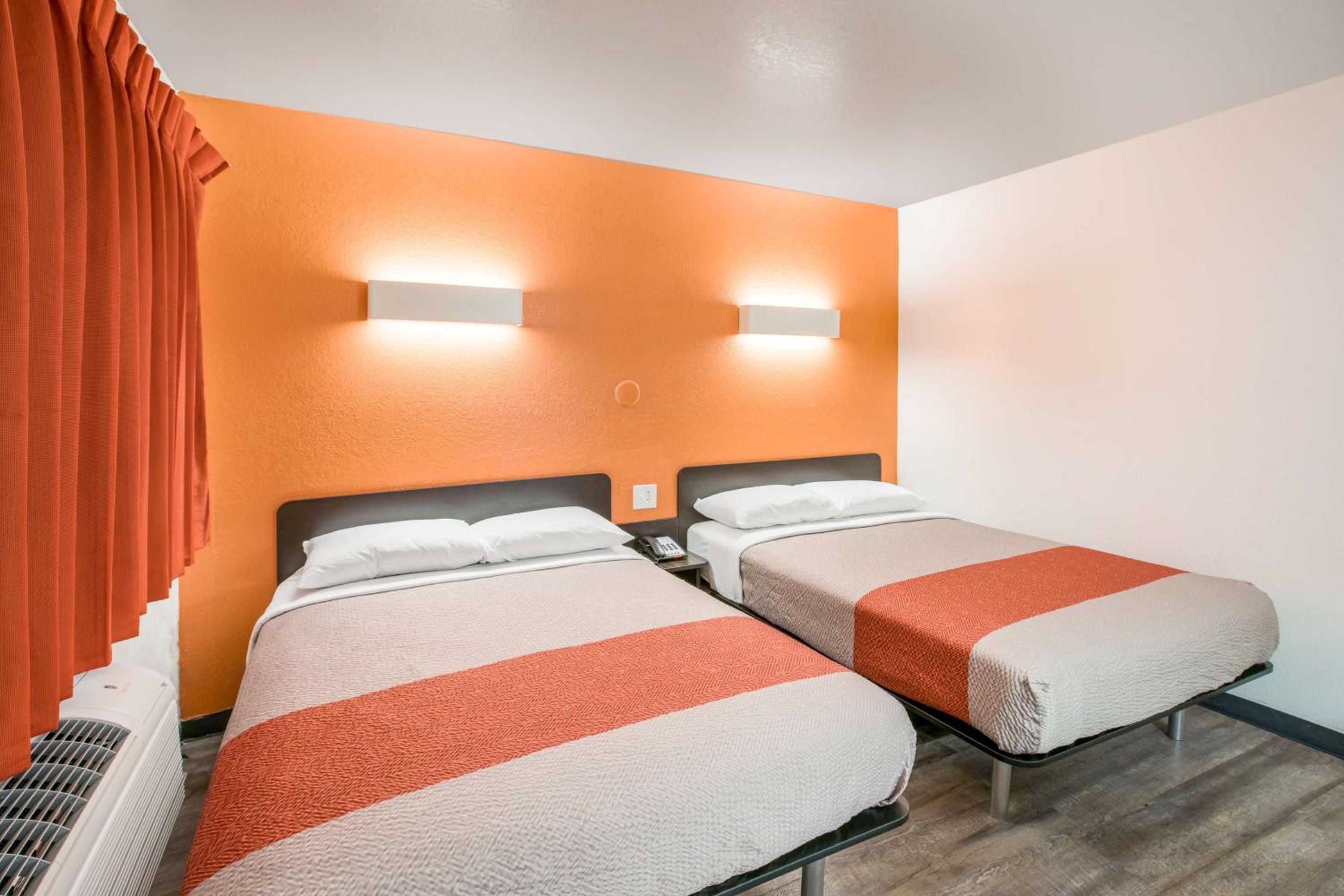 Quadruple Room - Non-Smoking photo 2
