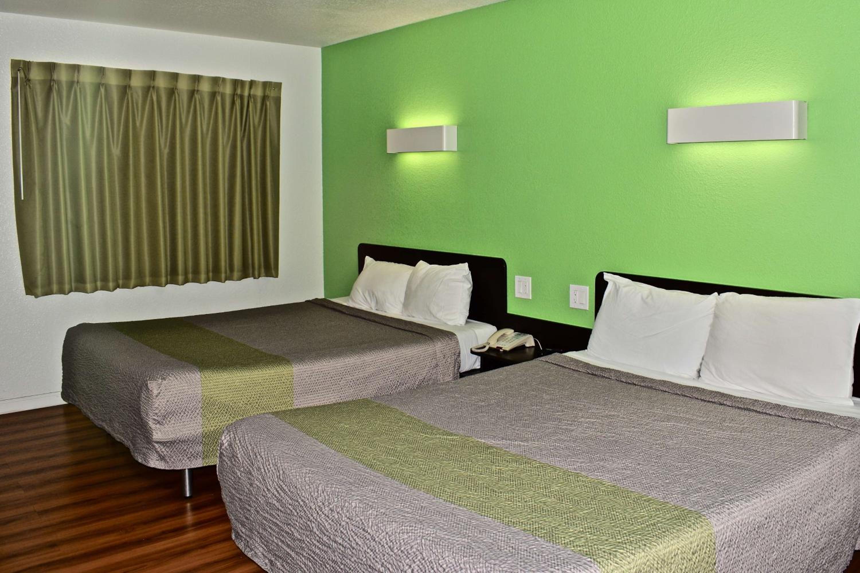 Queen Room with Two Queen Beds photo 1