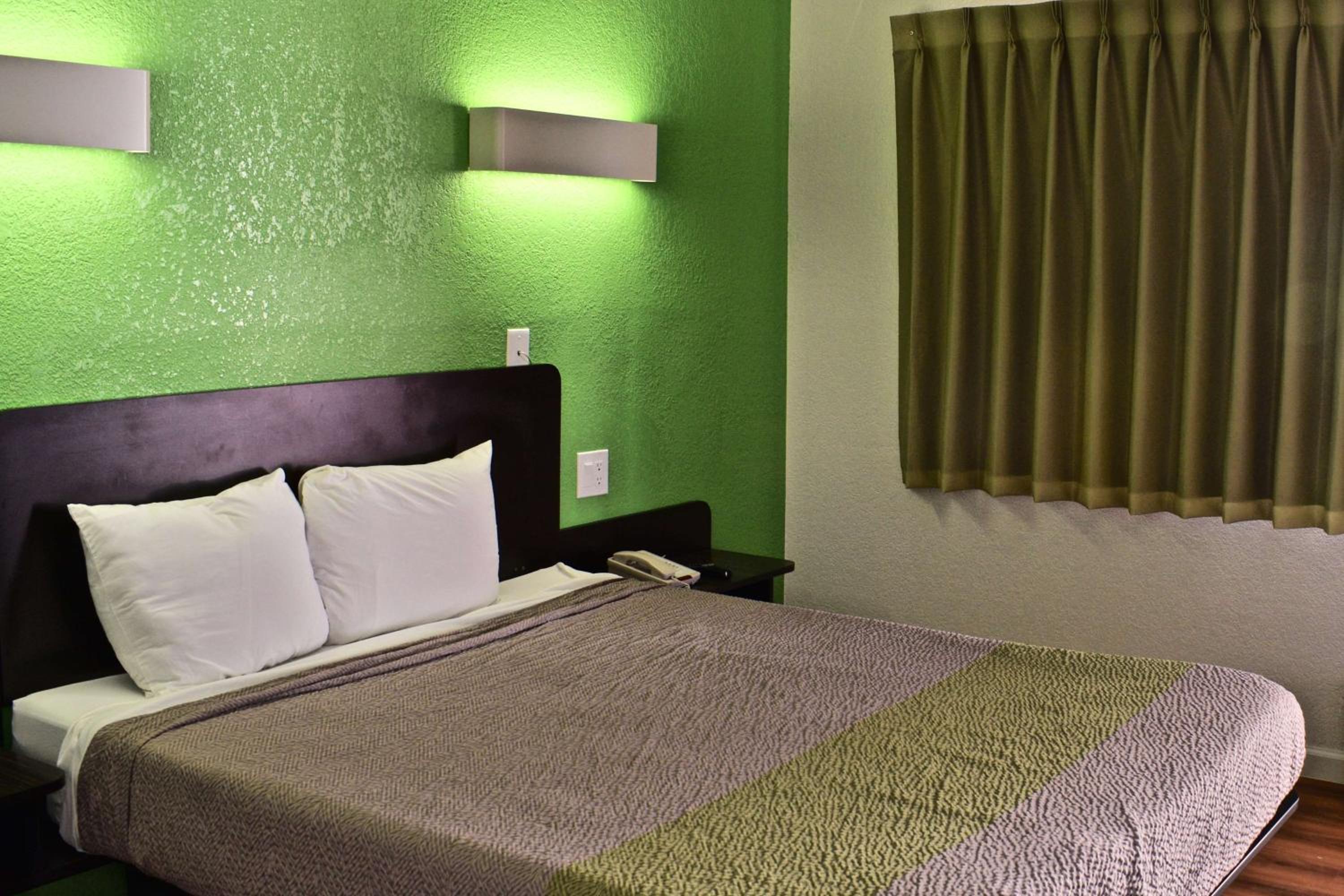 Queen Room - Disability Access photo 2