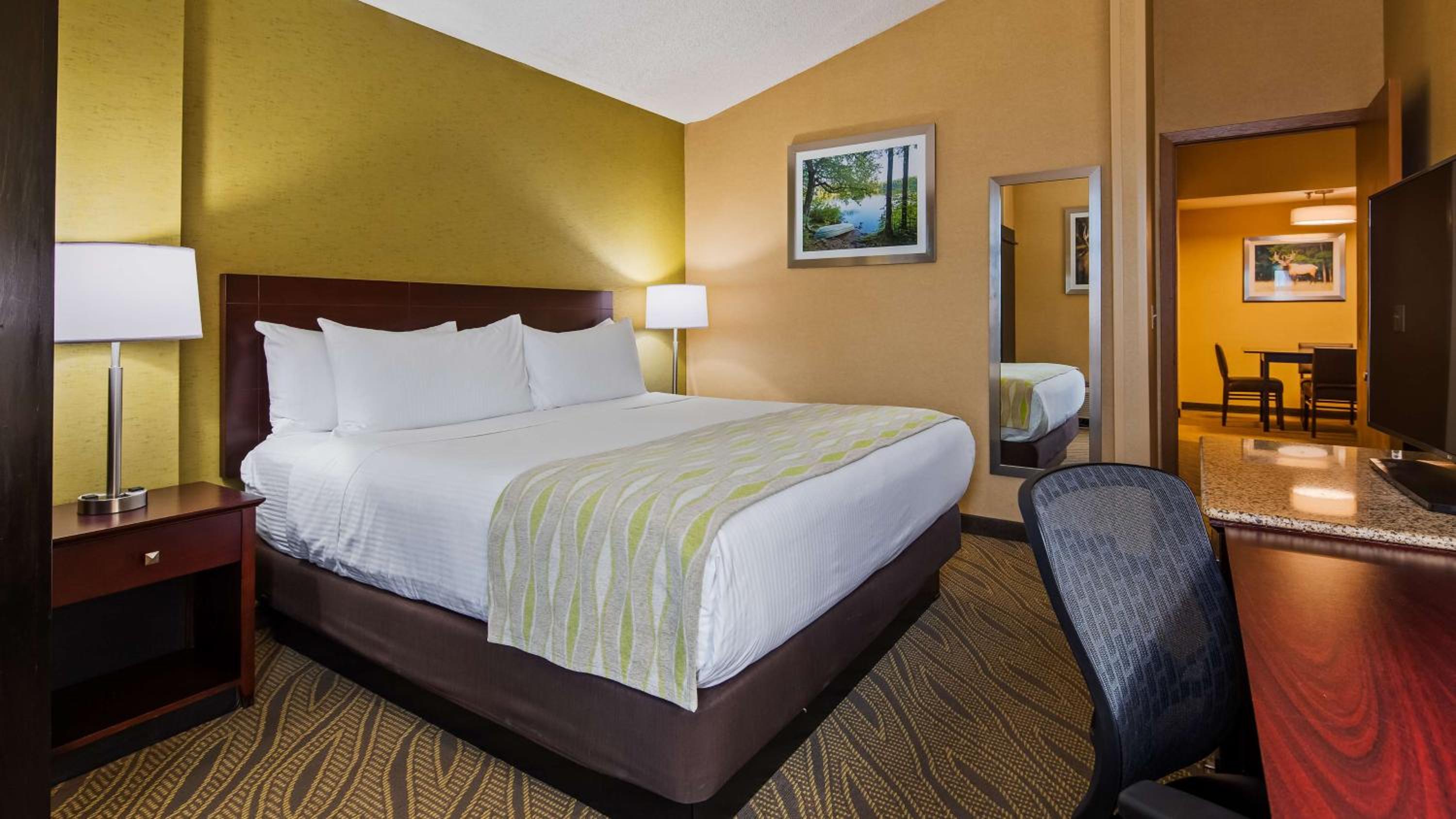 Suite with One King and Two Queen Beds  - Photo 5
