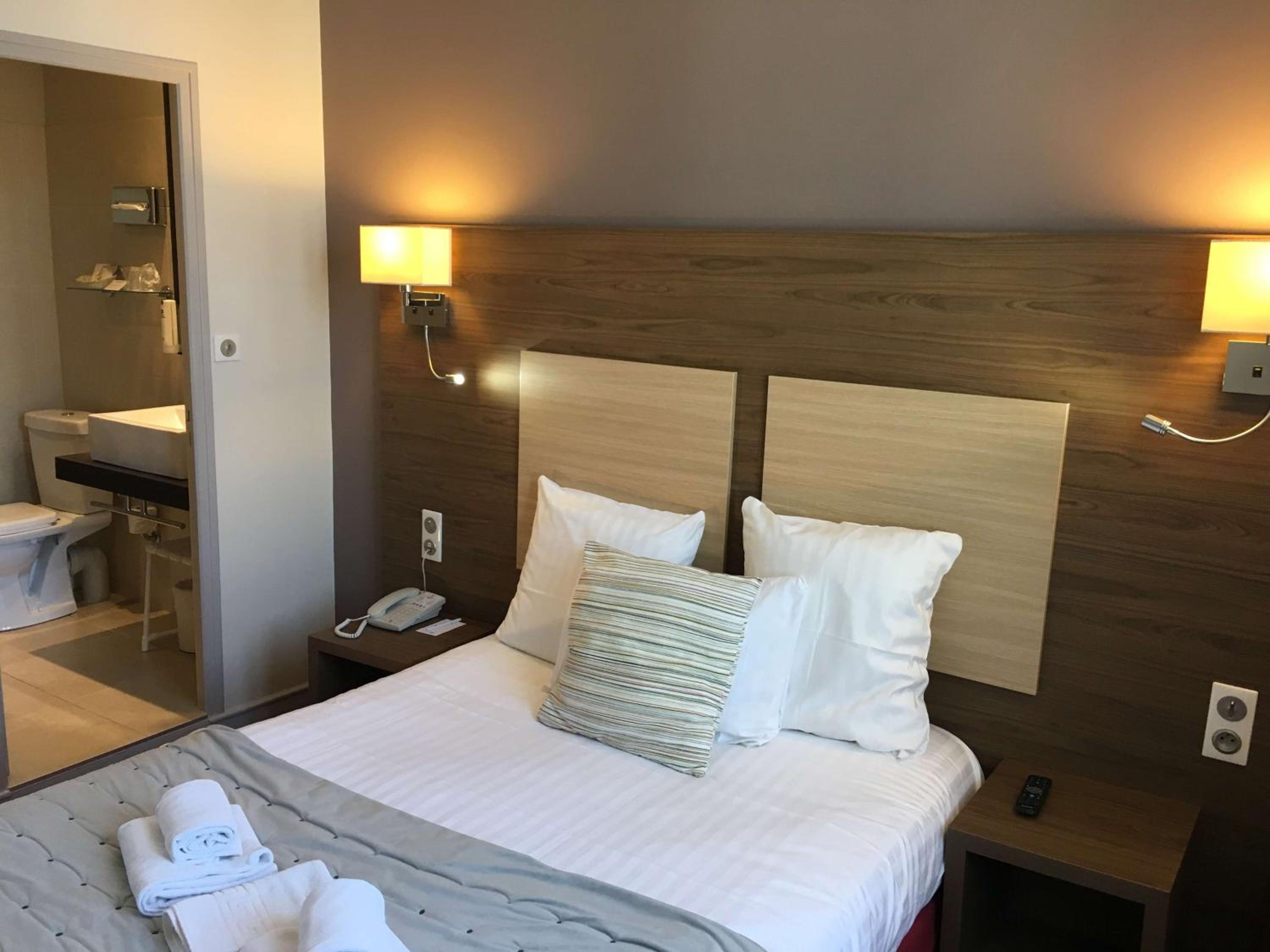 Standard Double Room - Photo 10