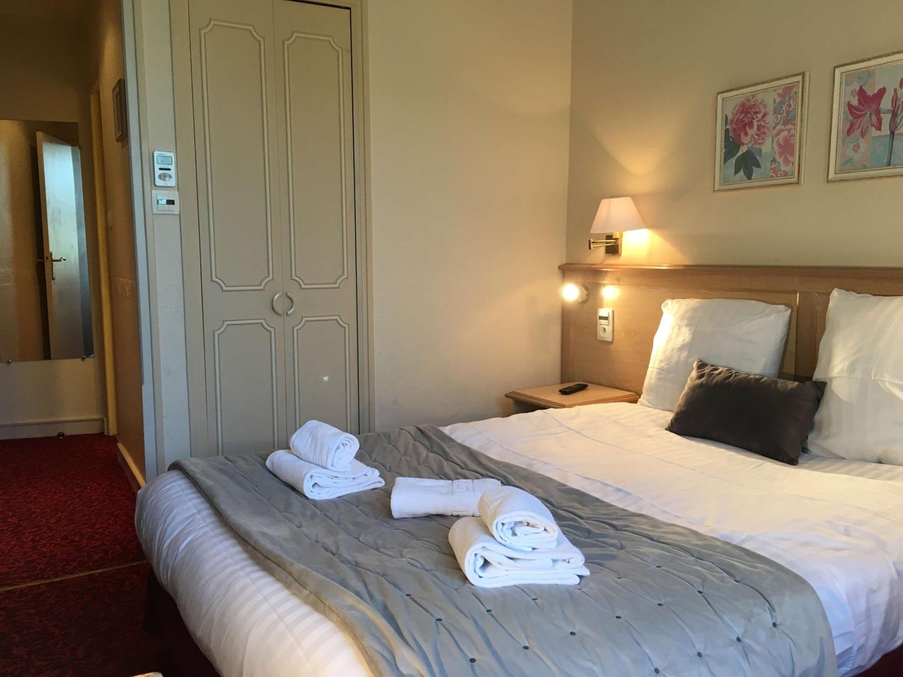 Standard Double Room - Photo 11
