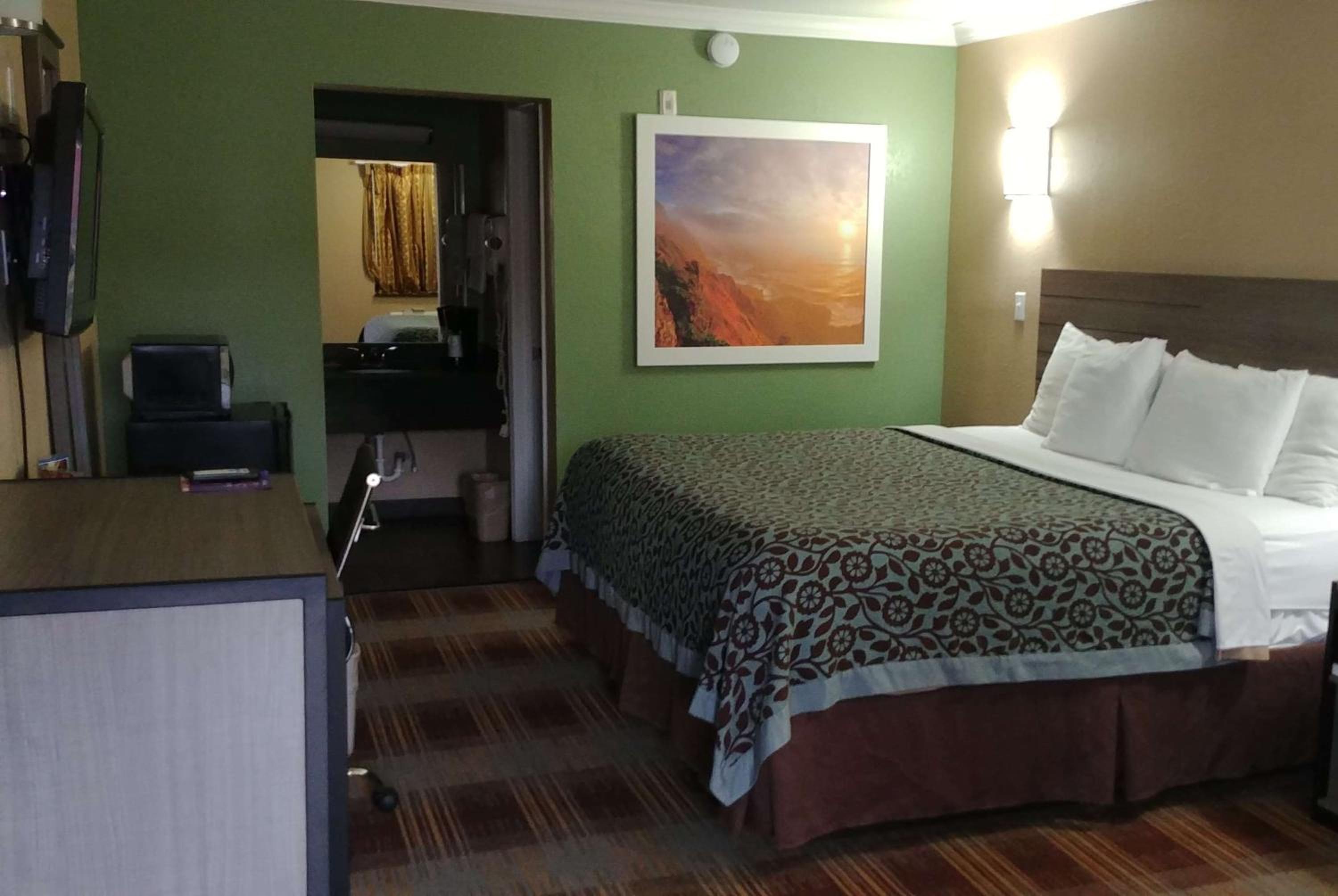 Standard King Room - Smoking - Photo 4