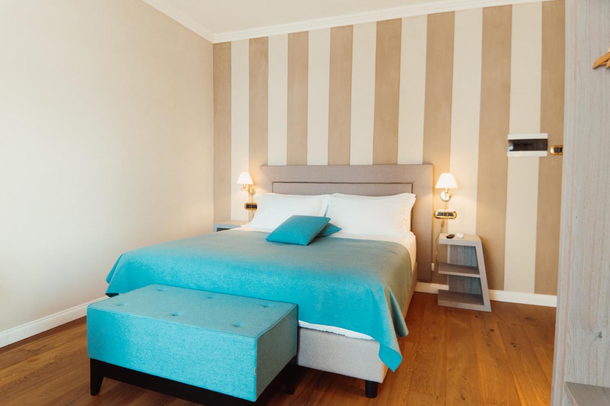 Deluxe Double Room with Lake View