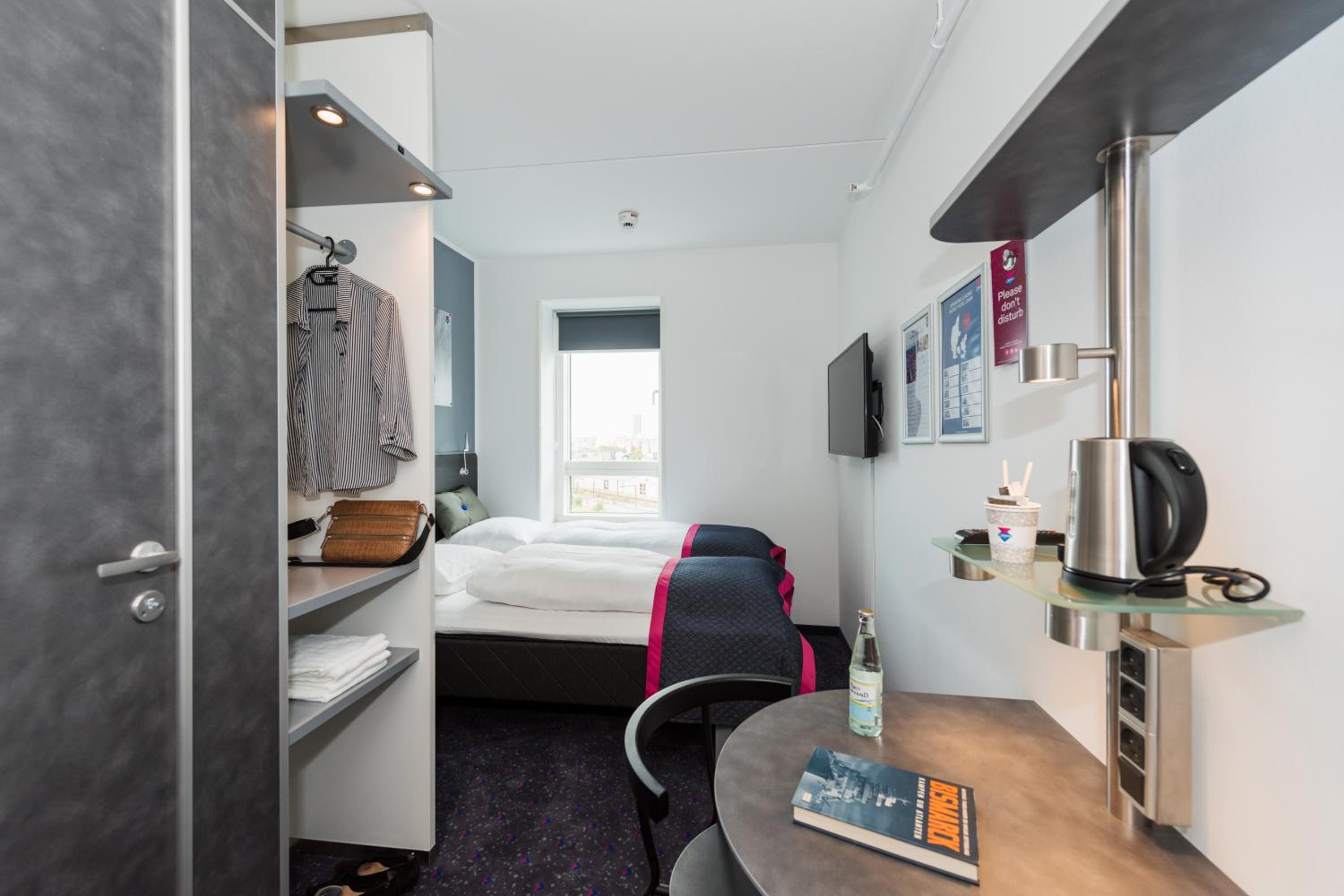 Commodore Room With Twin Beds