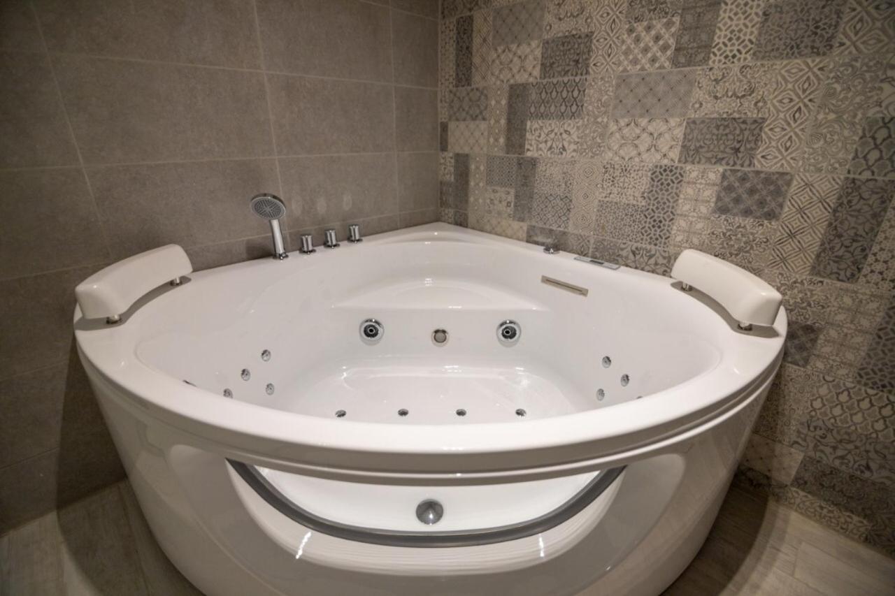Deluxe Suite with Spa Bath photo 3