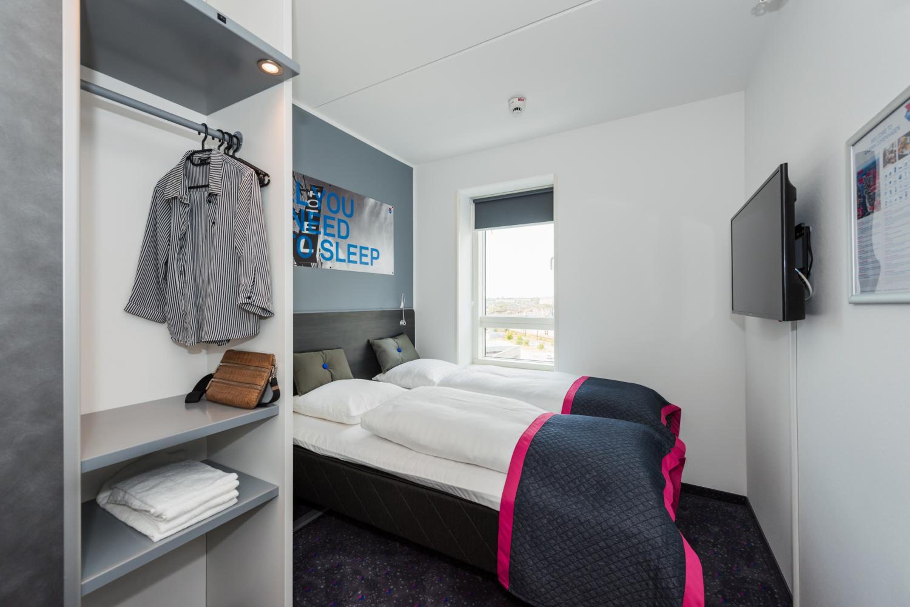 Commodore Room with Twin Beds thumbnail 5