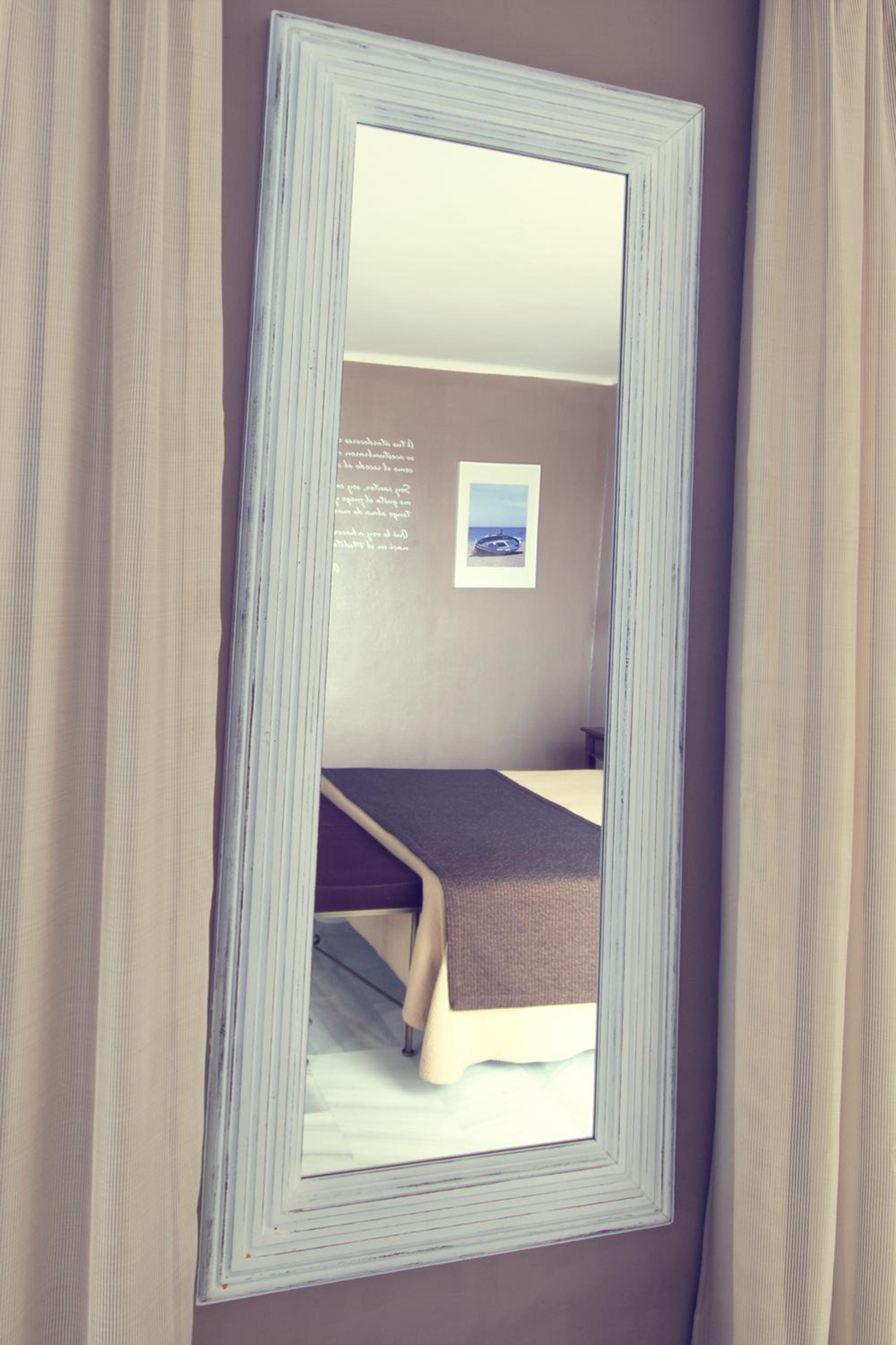 Double or Twin Room with Sea View - Photo 9