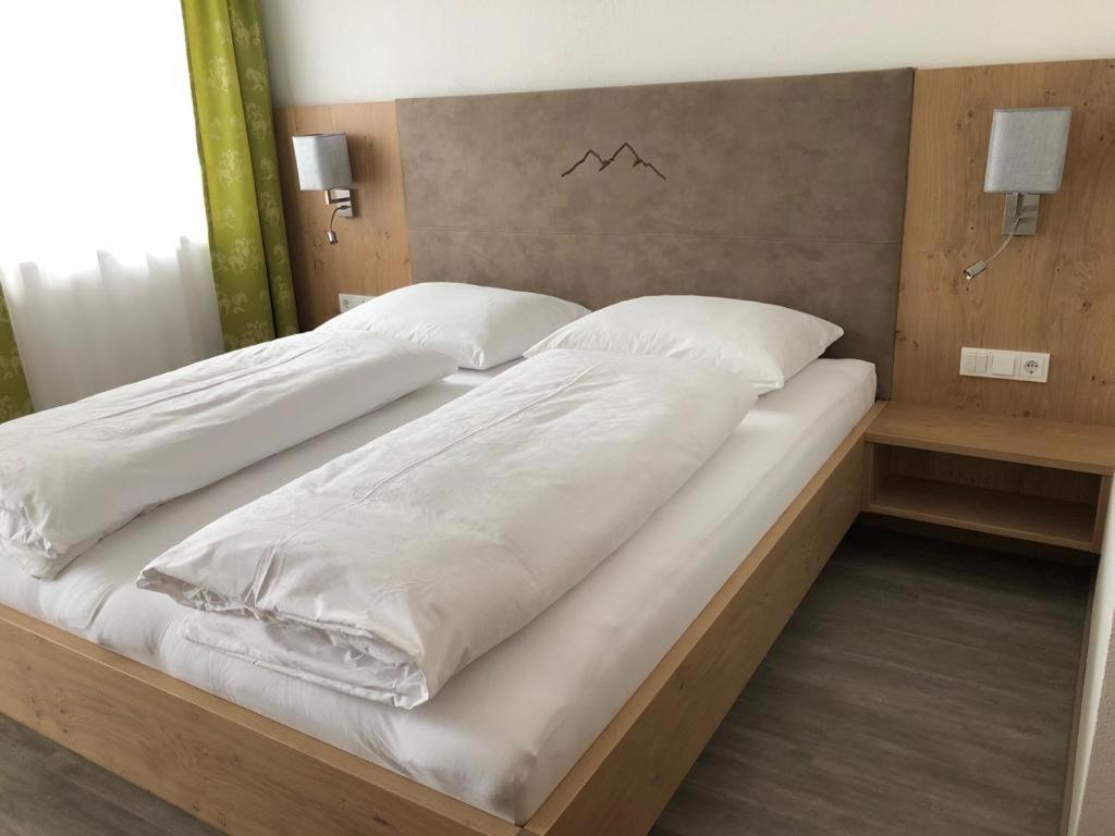 Deluxe Double Room with Balcony - Photo 9
