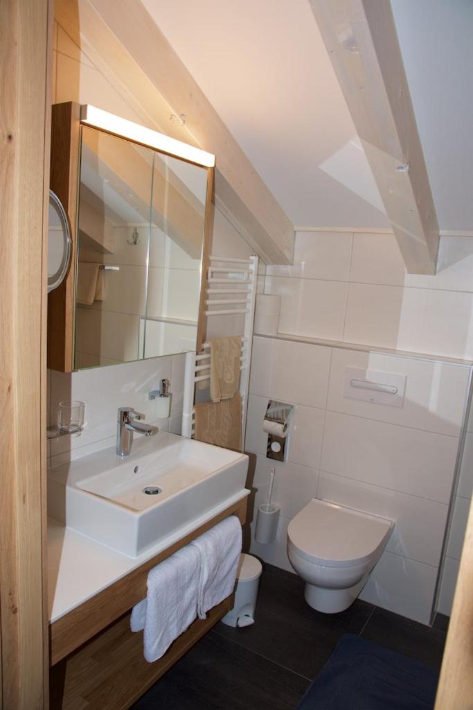 Deluxe Double Room with Balcony - Photo 4