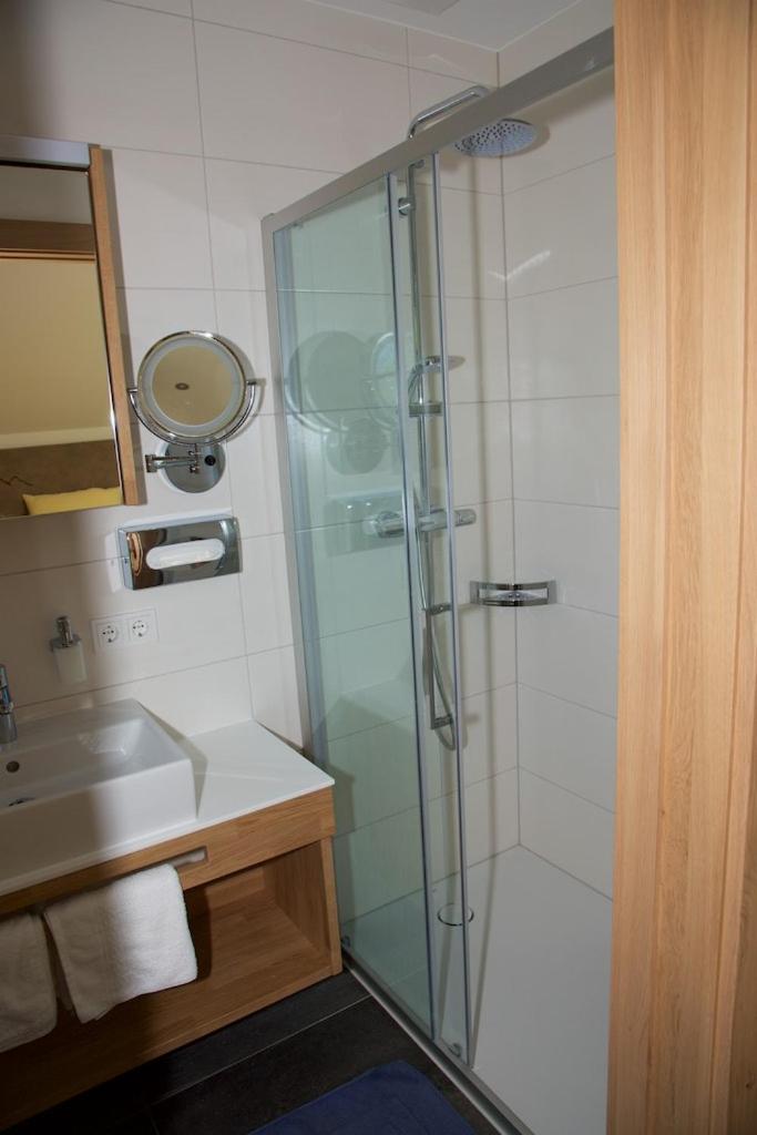 Deluxe Double Room with Balcony - Photo 8