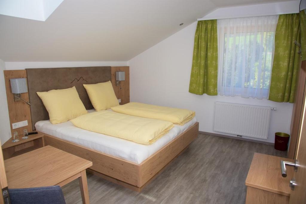 Deluxe Double Room with Balcony - Photo 7