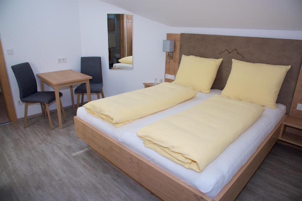 Deluxe Double Room with Balcony - Photo 6