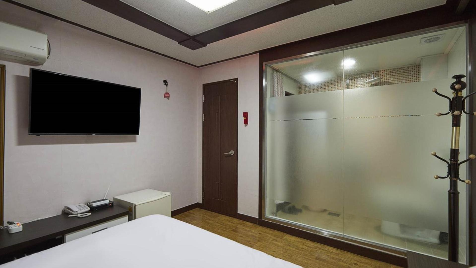 Double Room - Photo 3