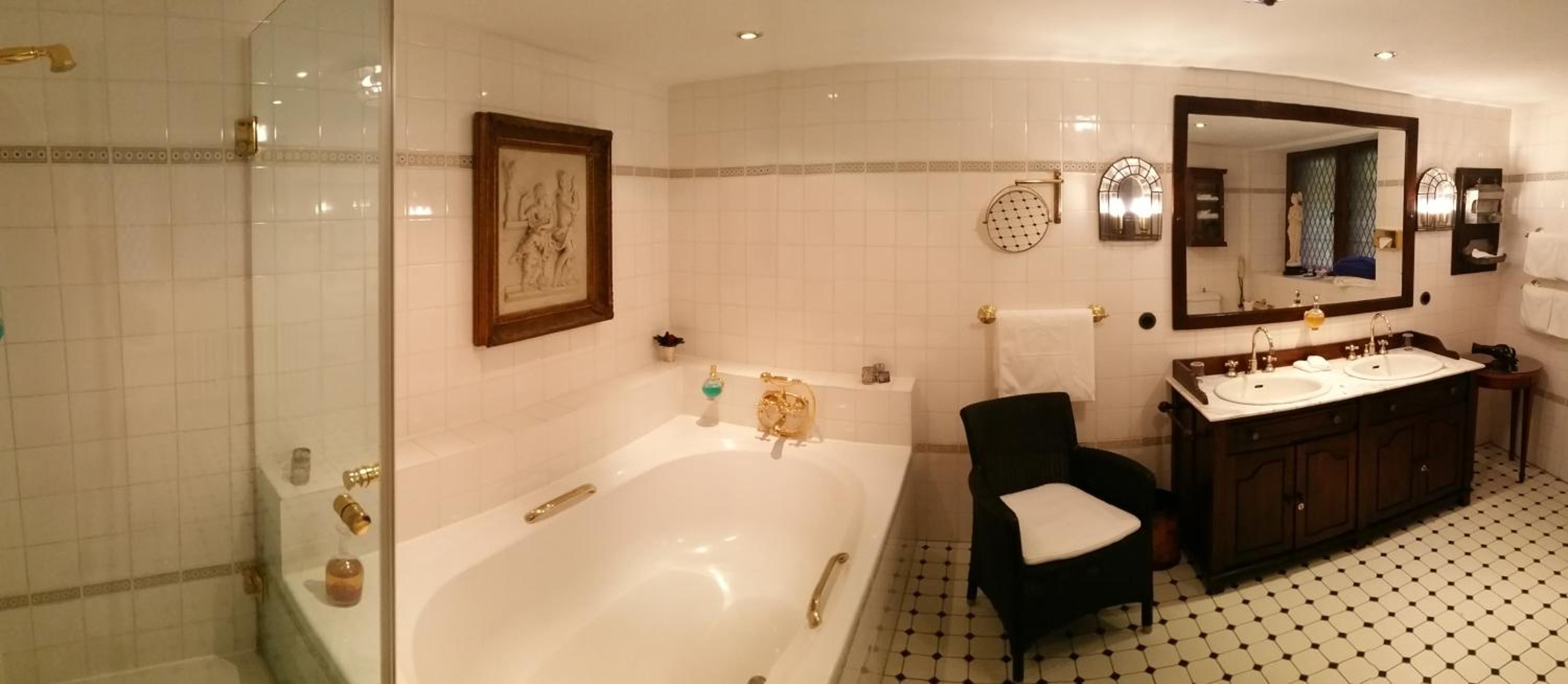 Suite - Photo 3