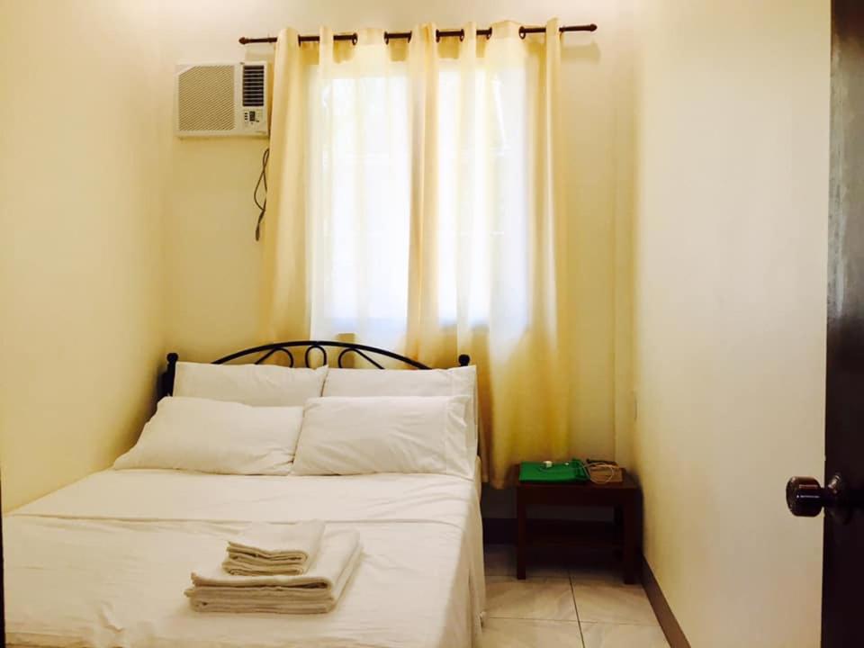 Queen Room photo 2