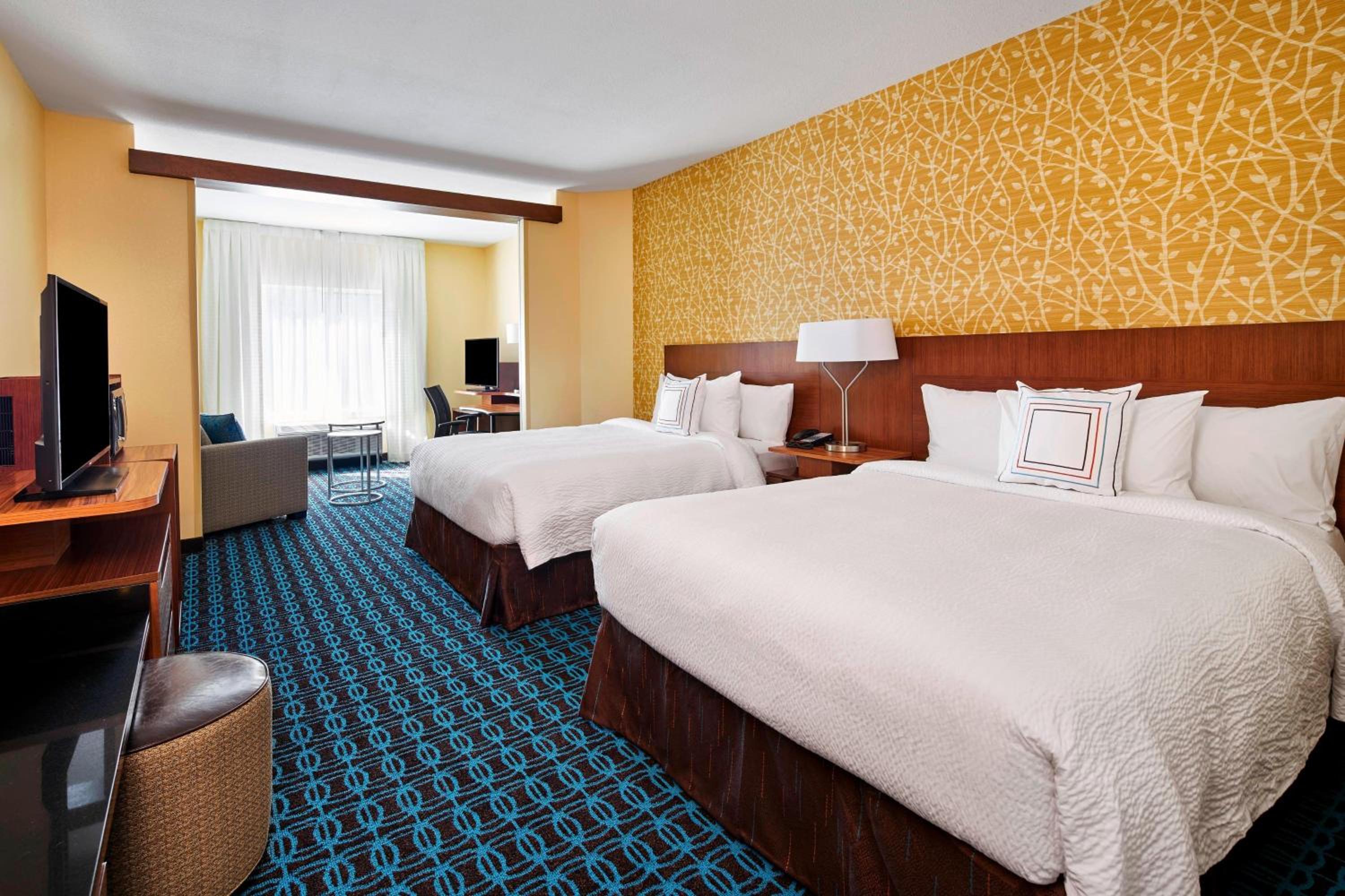 Queen Suite with Two Queen Beds, Bathtub and Sofa Bed - Mobility Access/Hearing Accessible