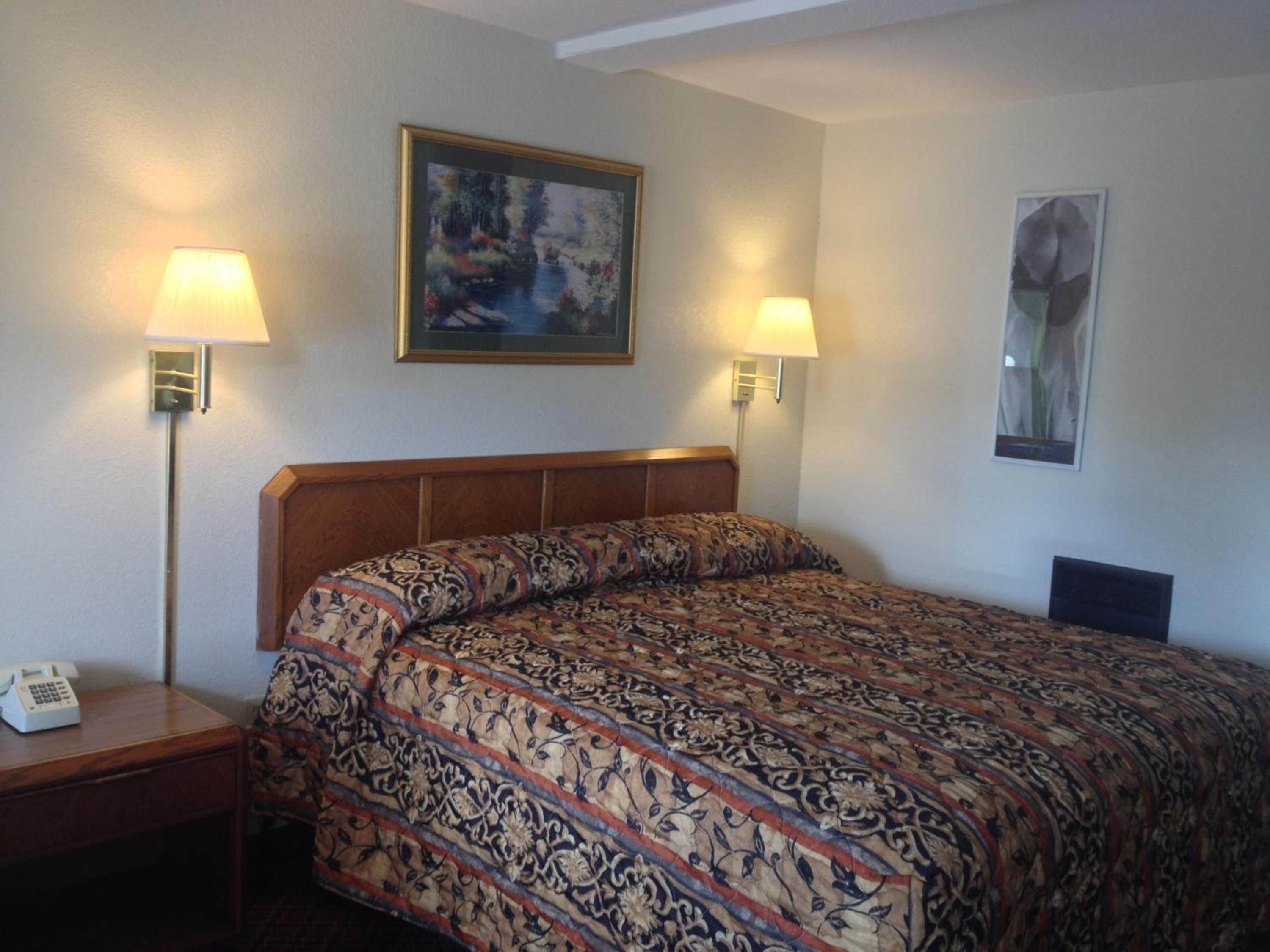 King Room - Non-Smoking - Photo 2
