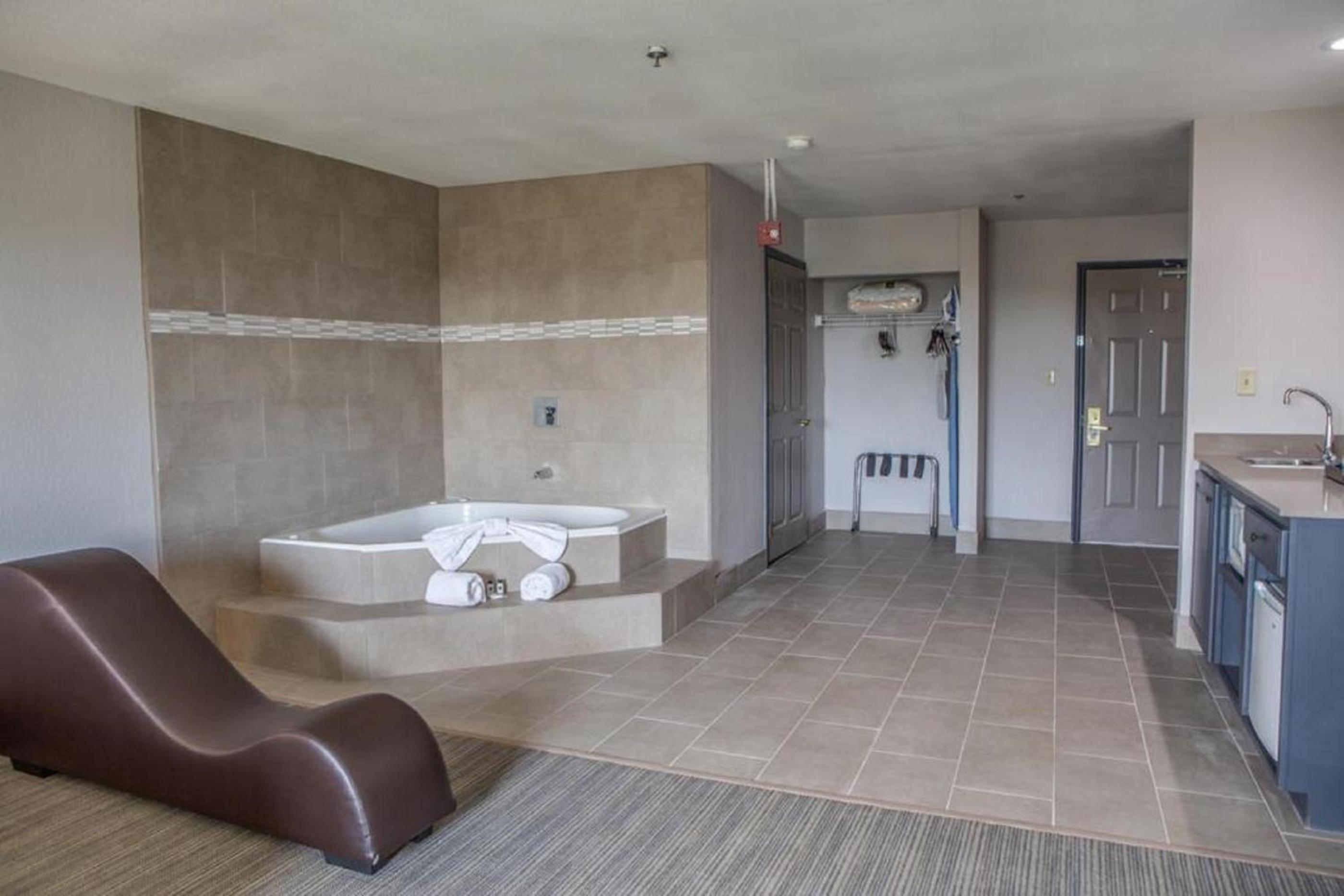 King Room with Spa Bath - Photo 4