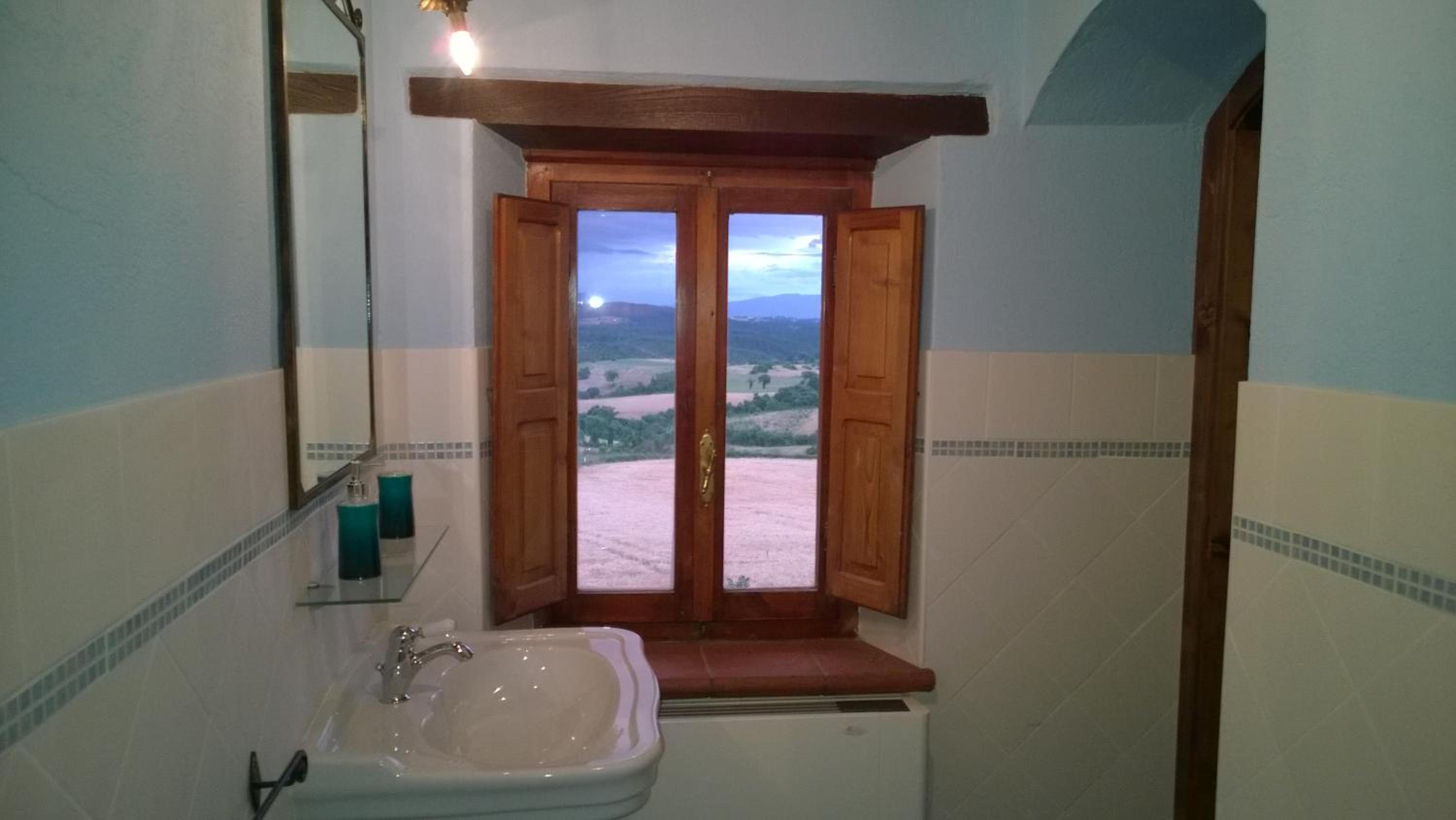 Quadruple Room with Private Bathroom - Photo 2