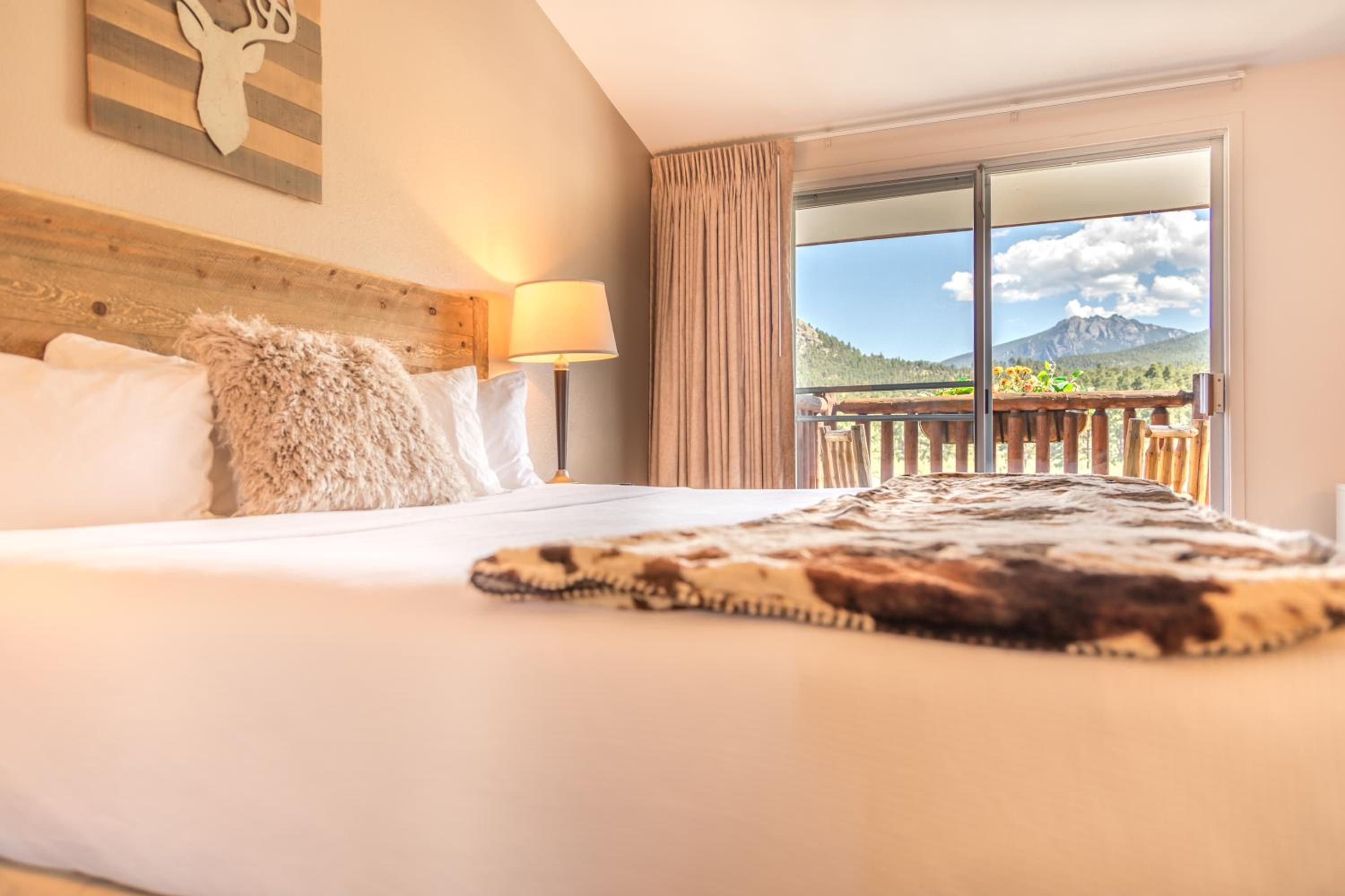 King Room with Balcony - Photo 11