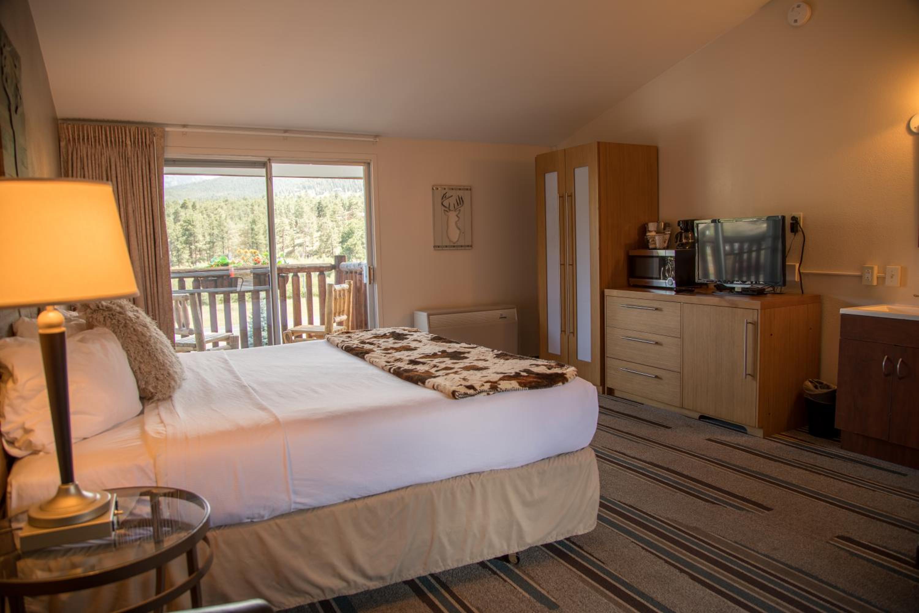 King Room with Balcony - Photo 7
