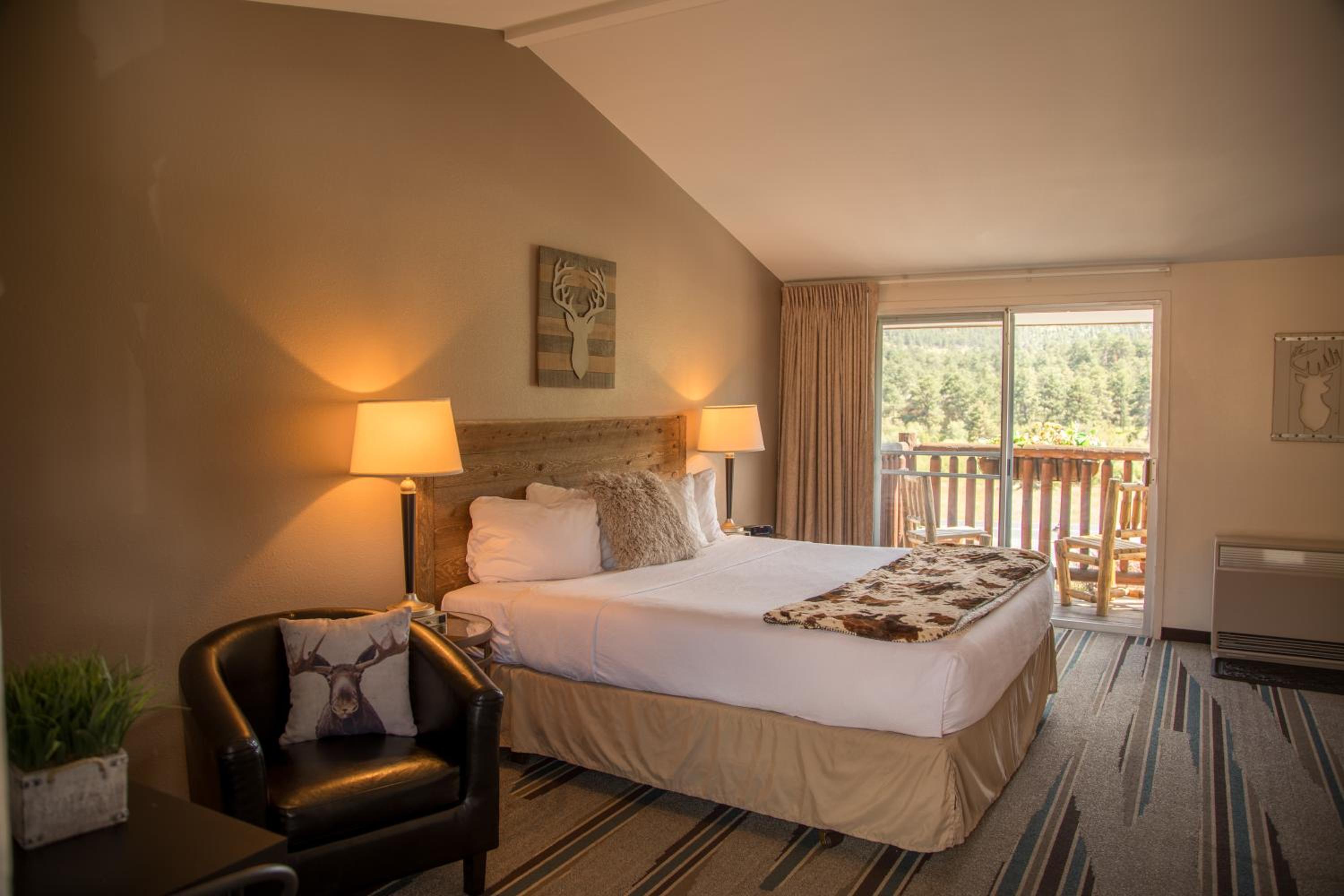 King Room with Balcony - Photo 5