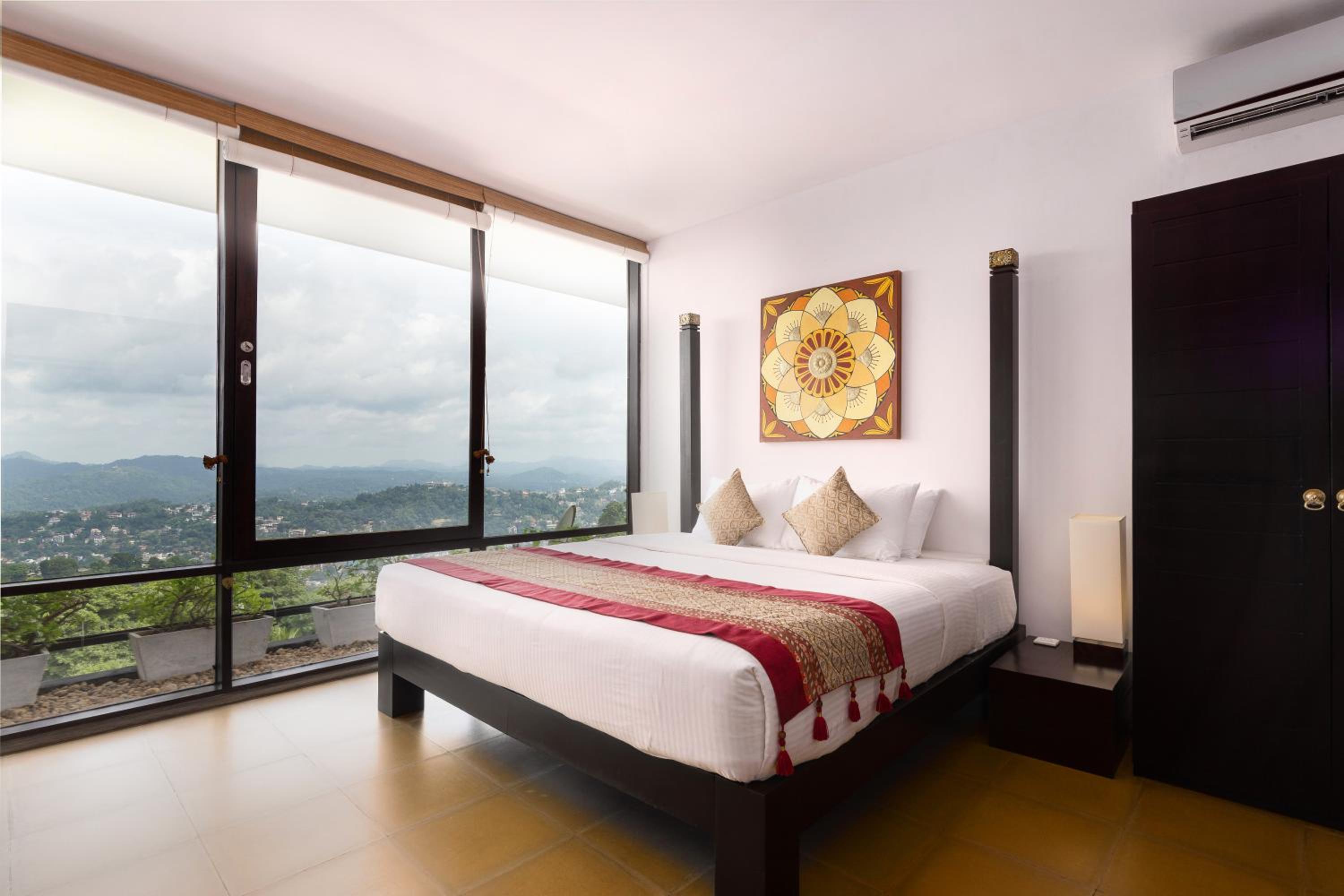 Panoramic Mountain View Penthouse Suite with Jacuzzi - 10% off on Award Winning Cocktails & Selected Wines, Steam Room & Sauna Access