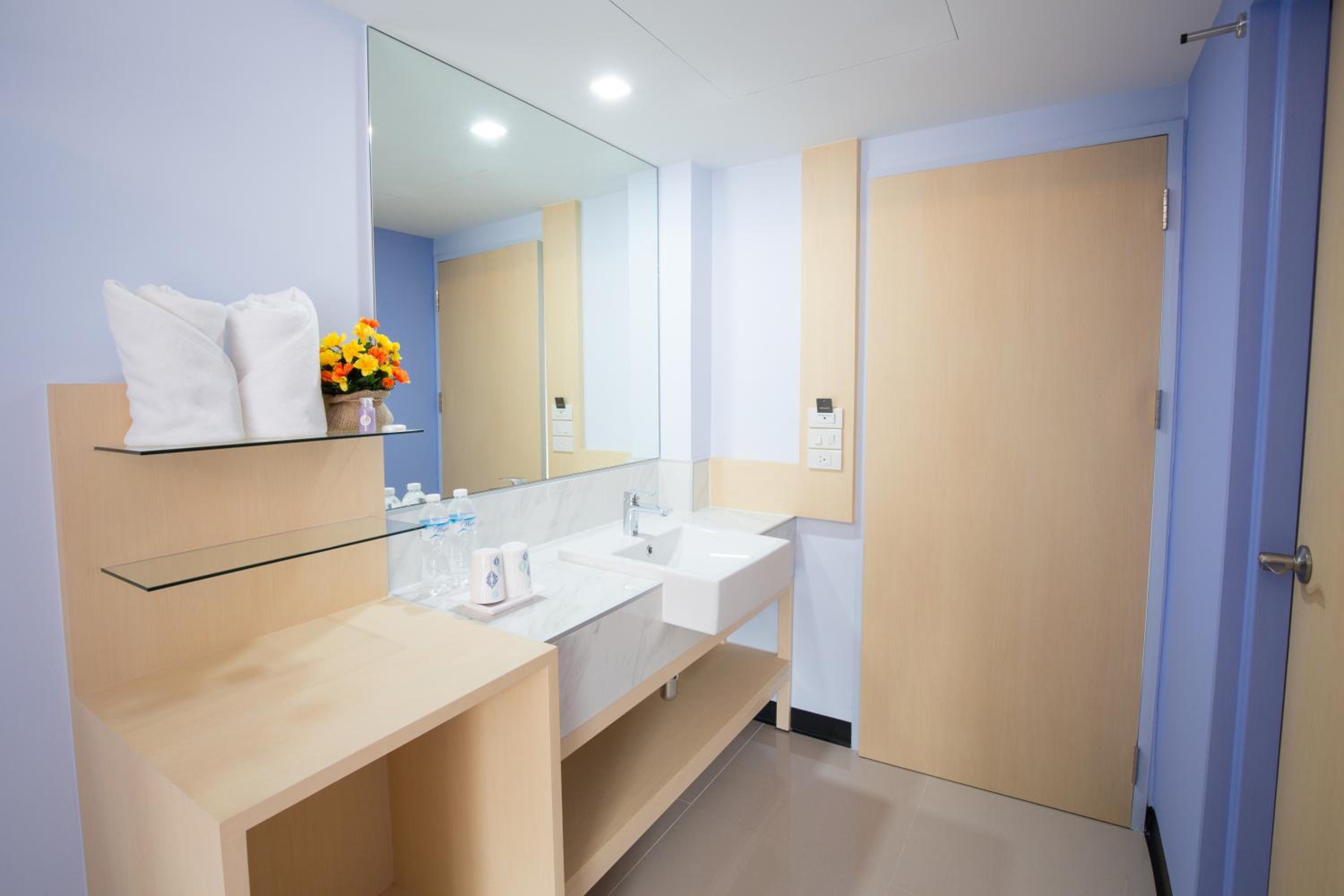 Standard Twin Room - Photo 9