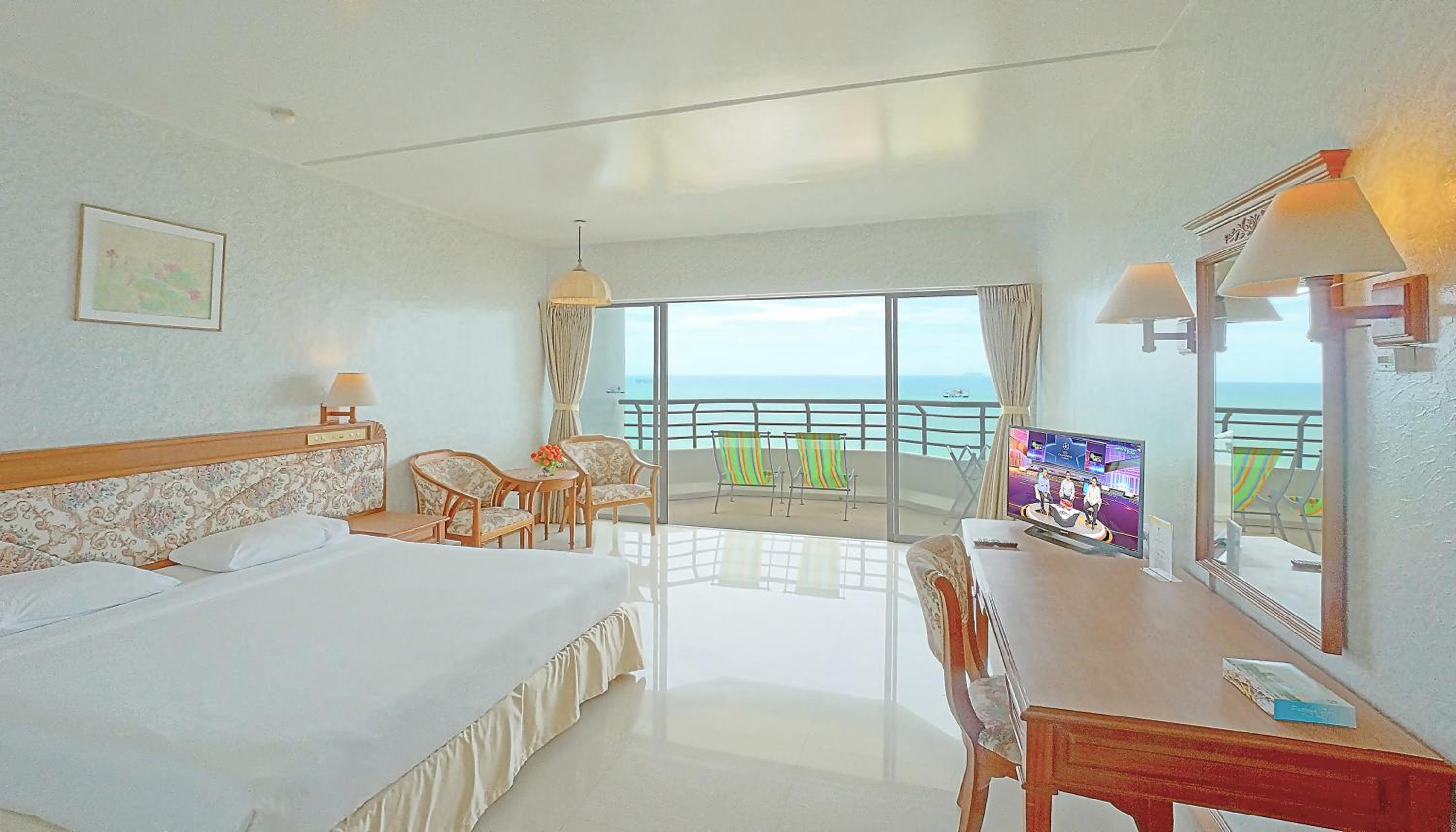Mini Suite Room Tower Wing with Water Park Access