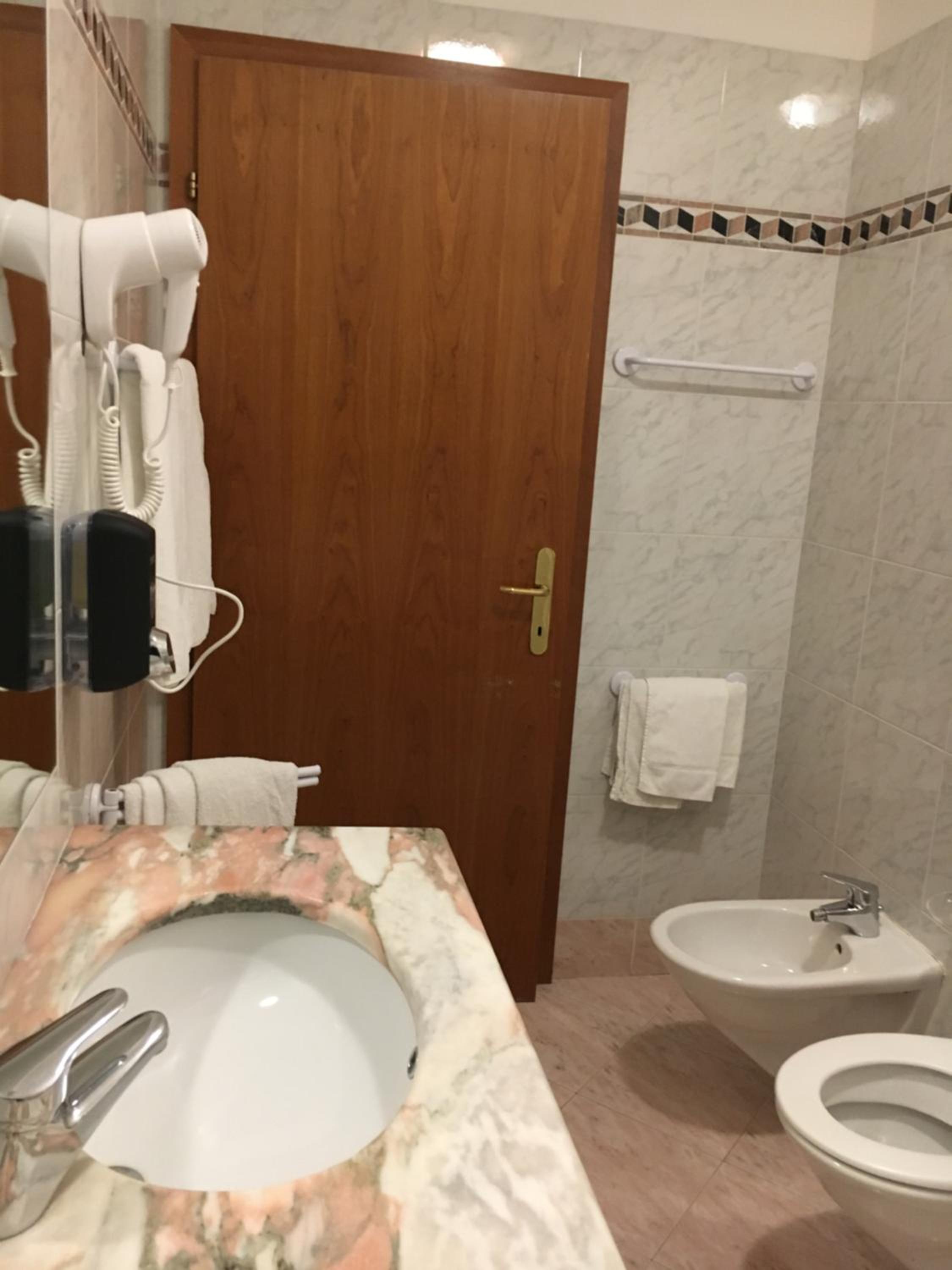 Economy Triple Room photo 3