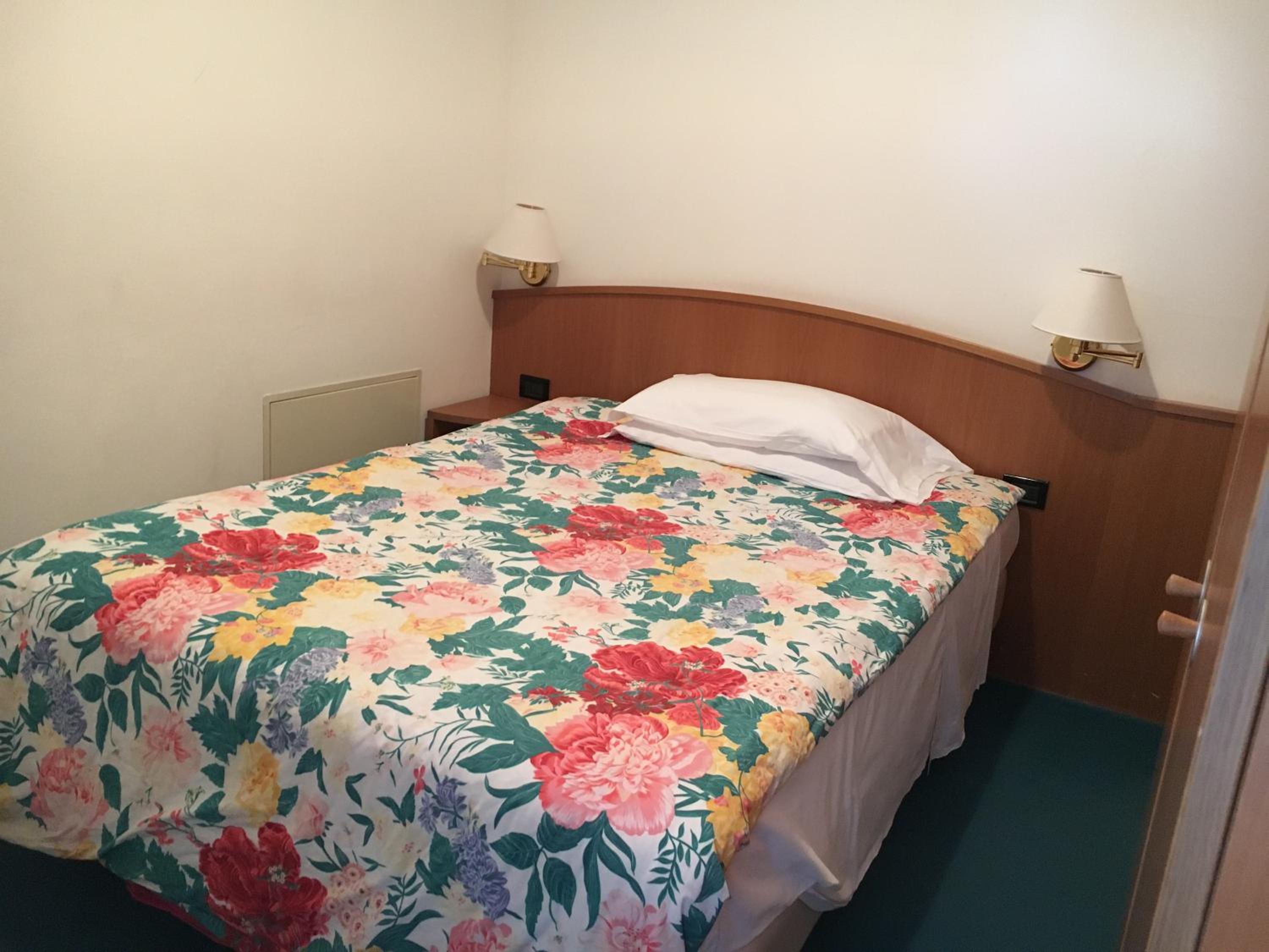 Economy Triple Room photo 2