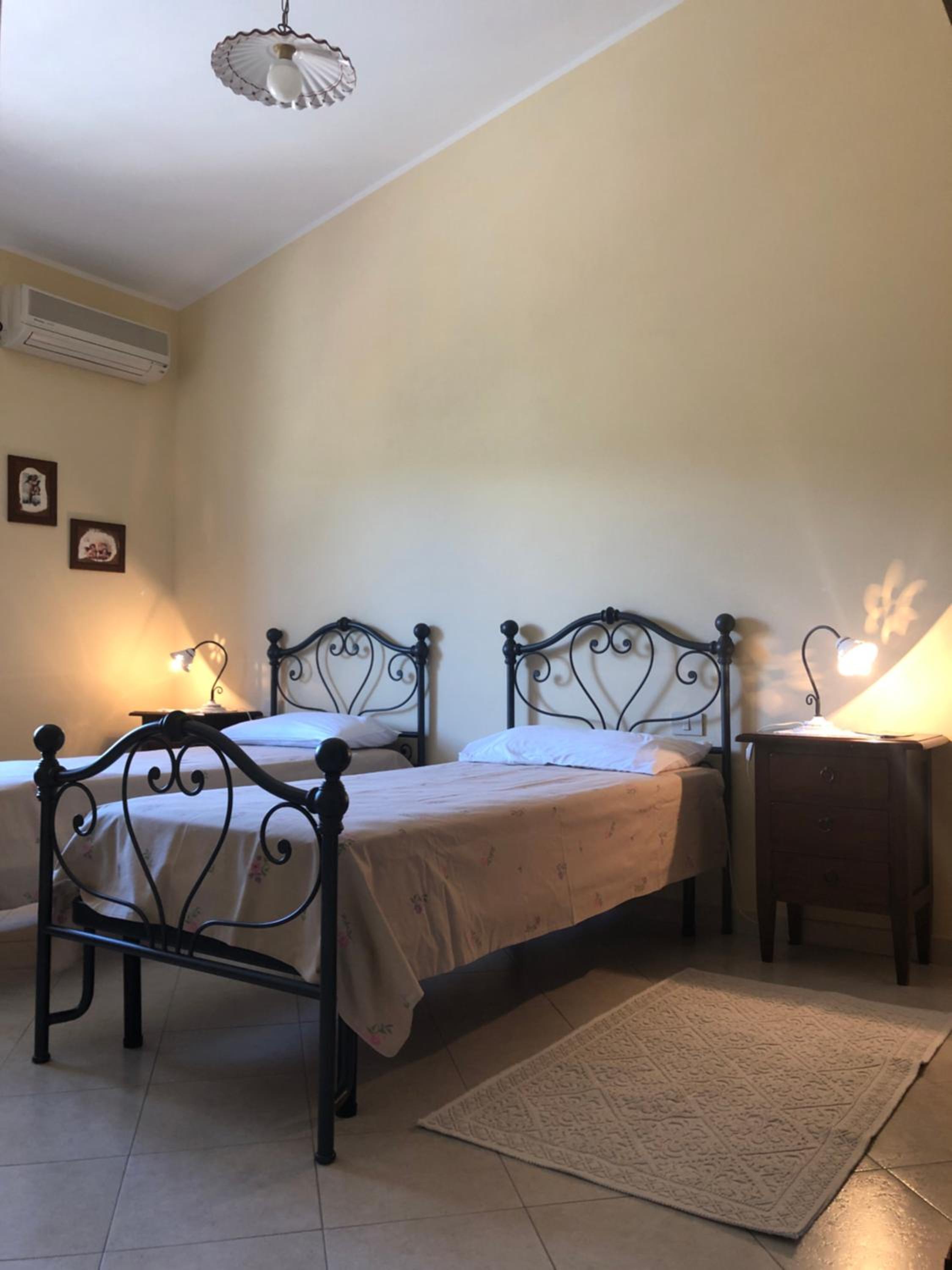 Double or Twin Room with Private External Bathroom - Photo 3