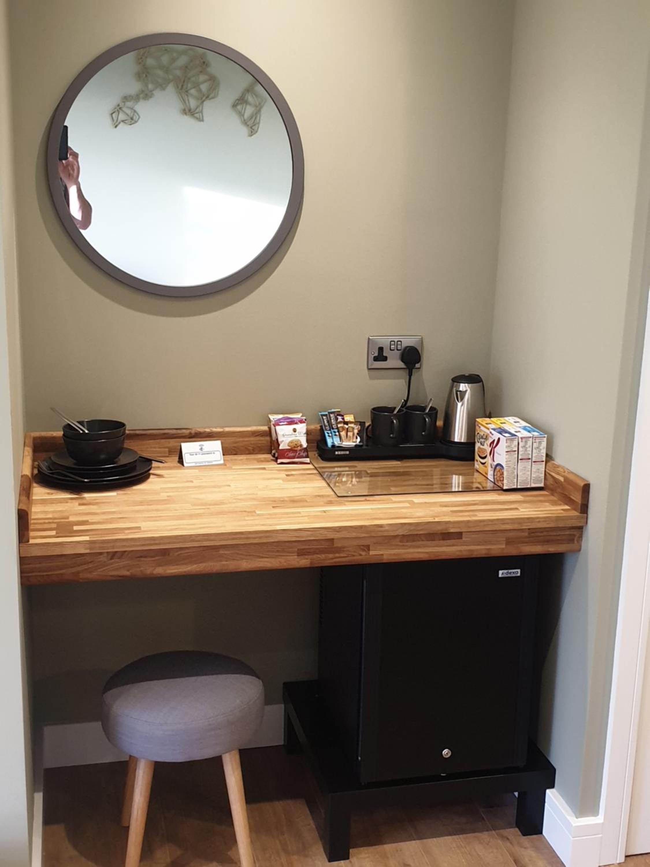 Deluxe King Room - Photo 14